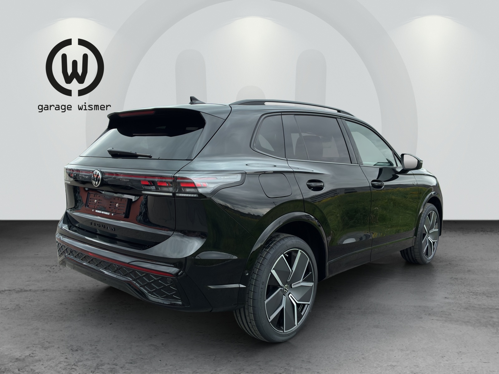 VW Tiguan R-Line Plus-showroom-element-3