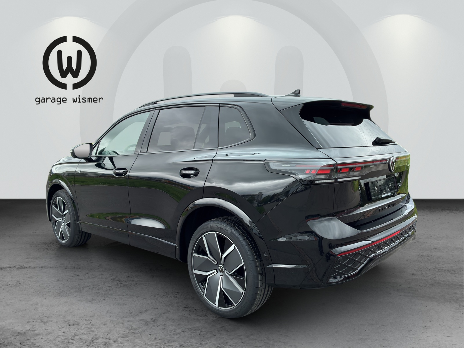 VW Tiguan R-Line Plus-showroom-element-2