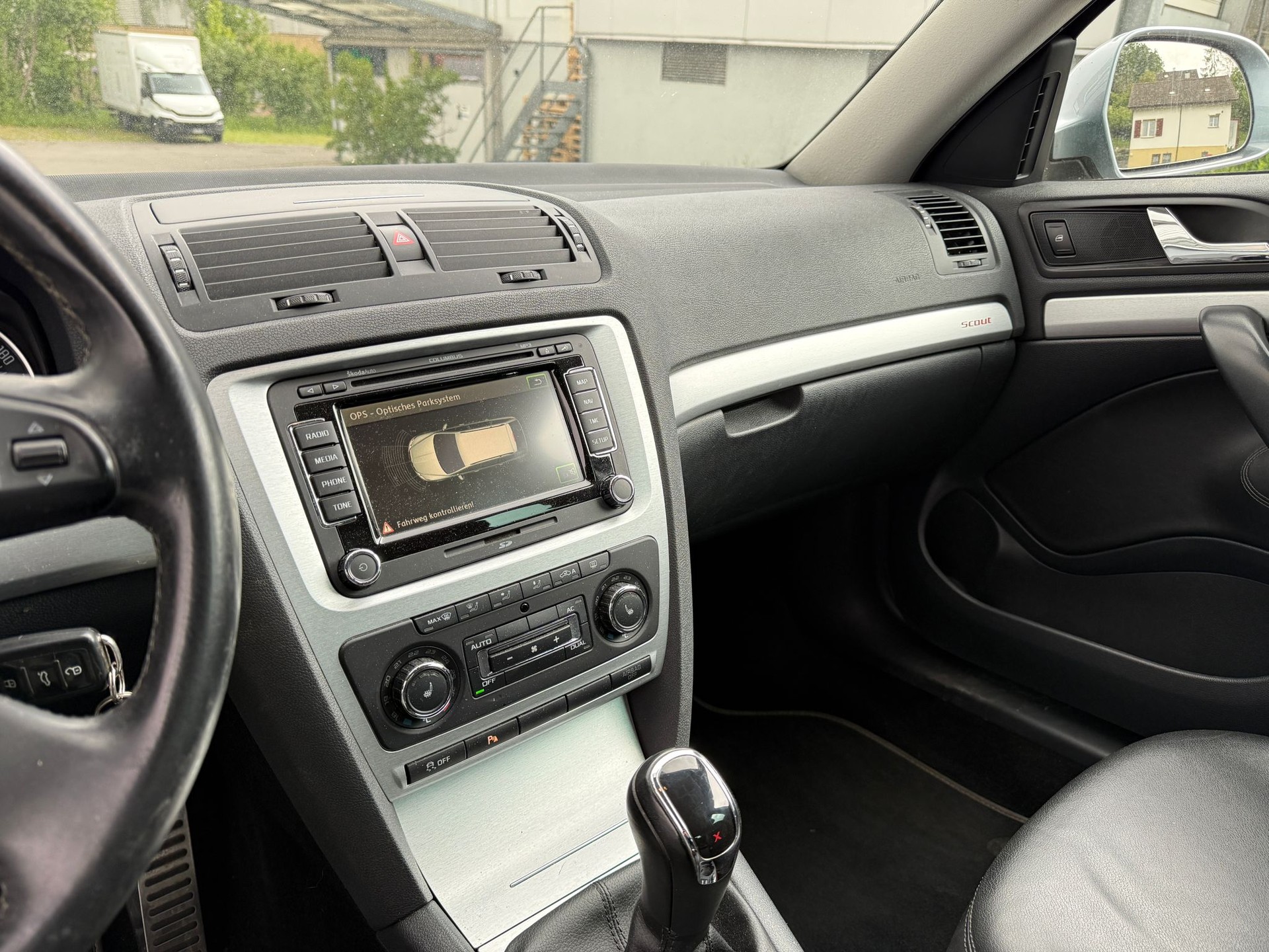 SKODA Octavia Combi 1.8 TSI Scout 4x4-image-10