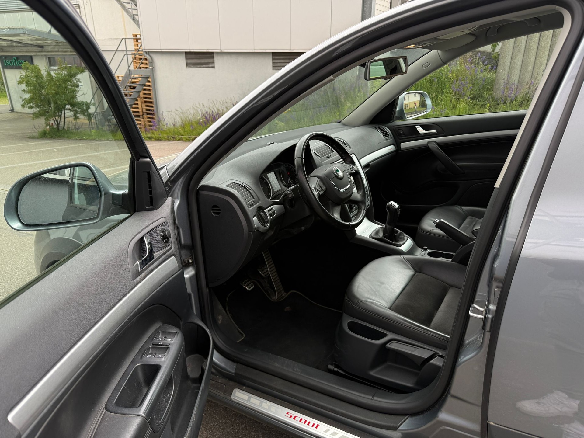 SKODA Octavia Combi 1.8 TSI Scout 4x4-image-9