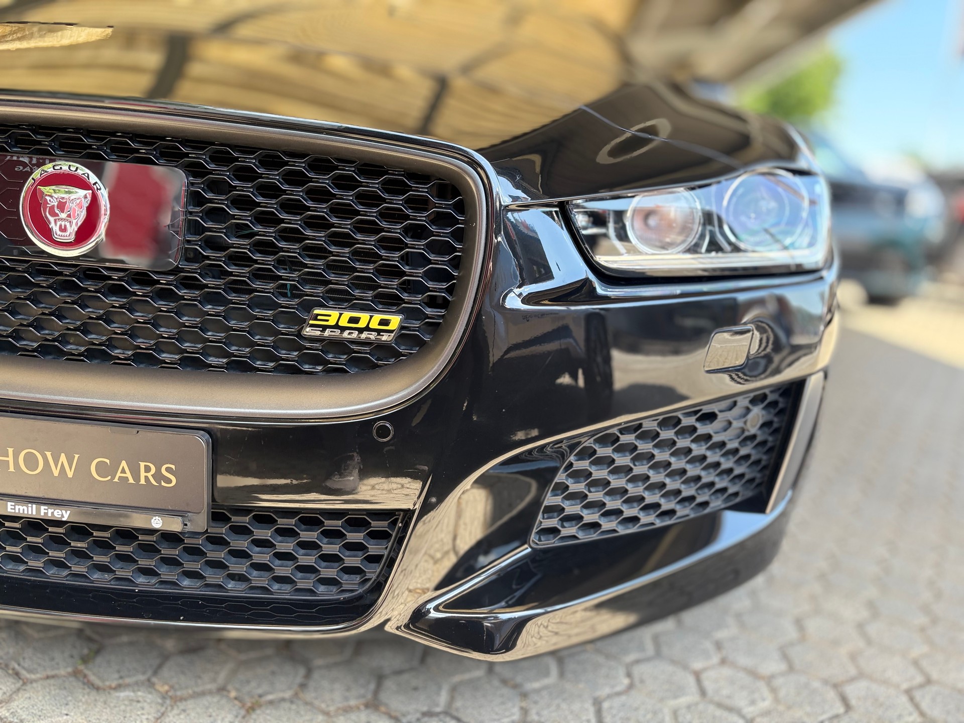 JAGUAR XE 30t 2.0 300 Sport AWD Automatic-image-5