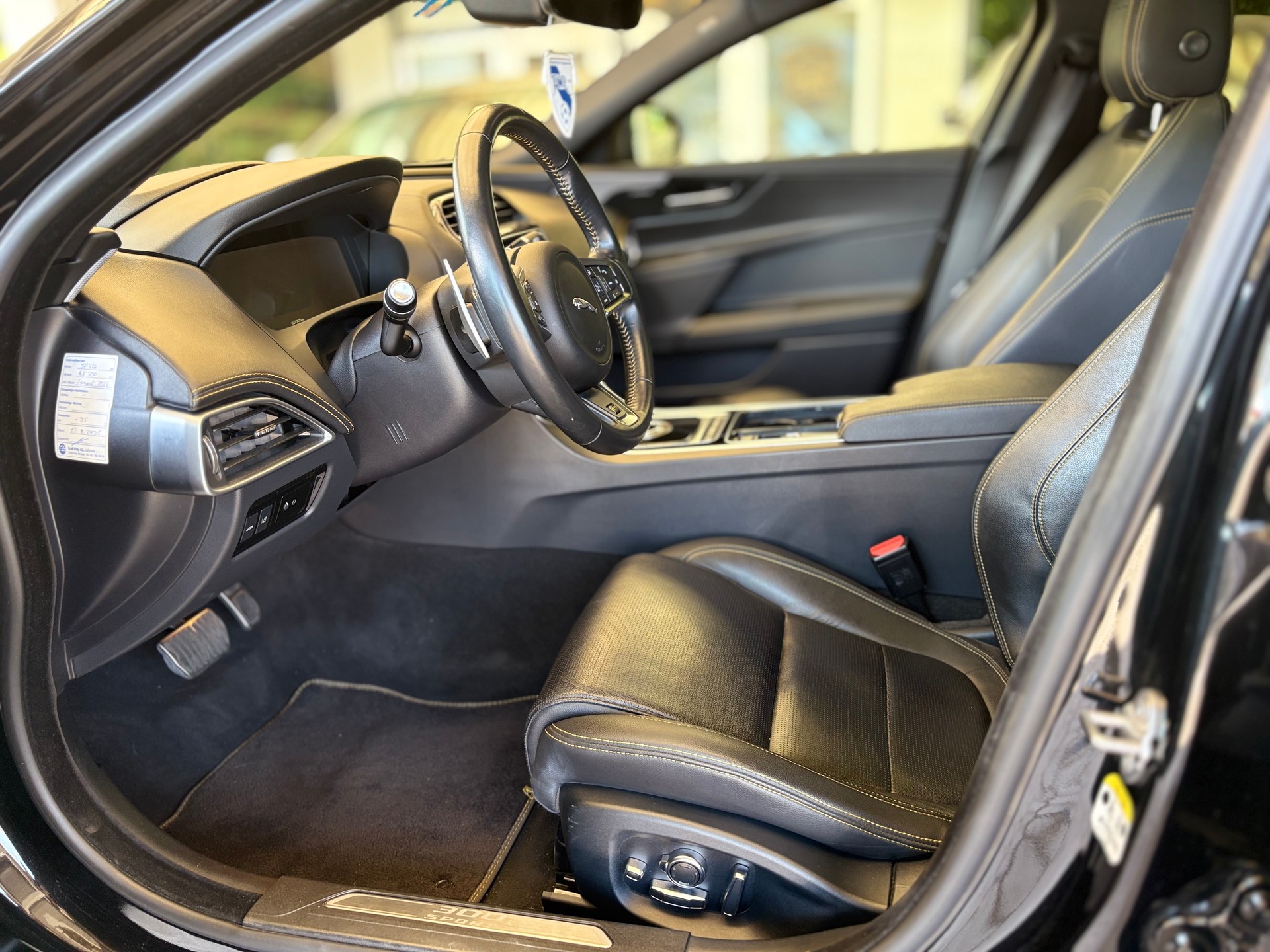 JAGUAR XE 30t 2.0 300 Sport AWD Automatic-image-6
