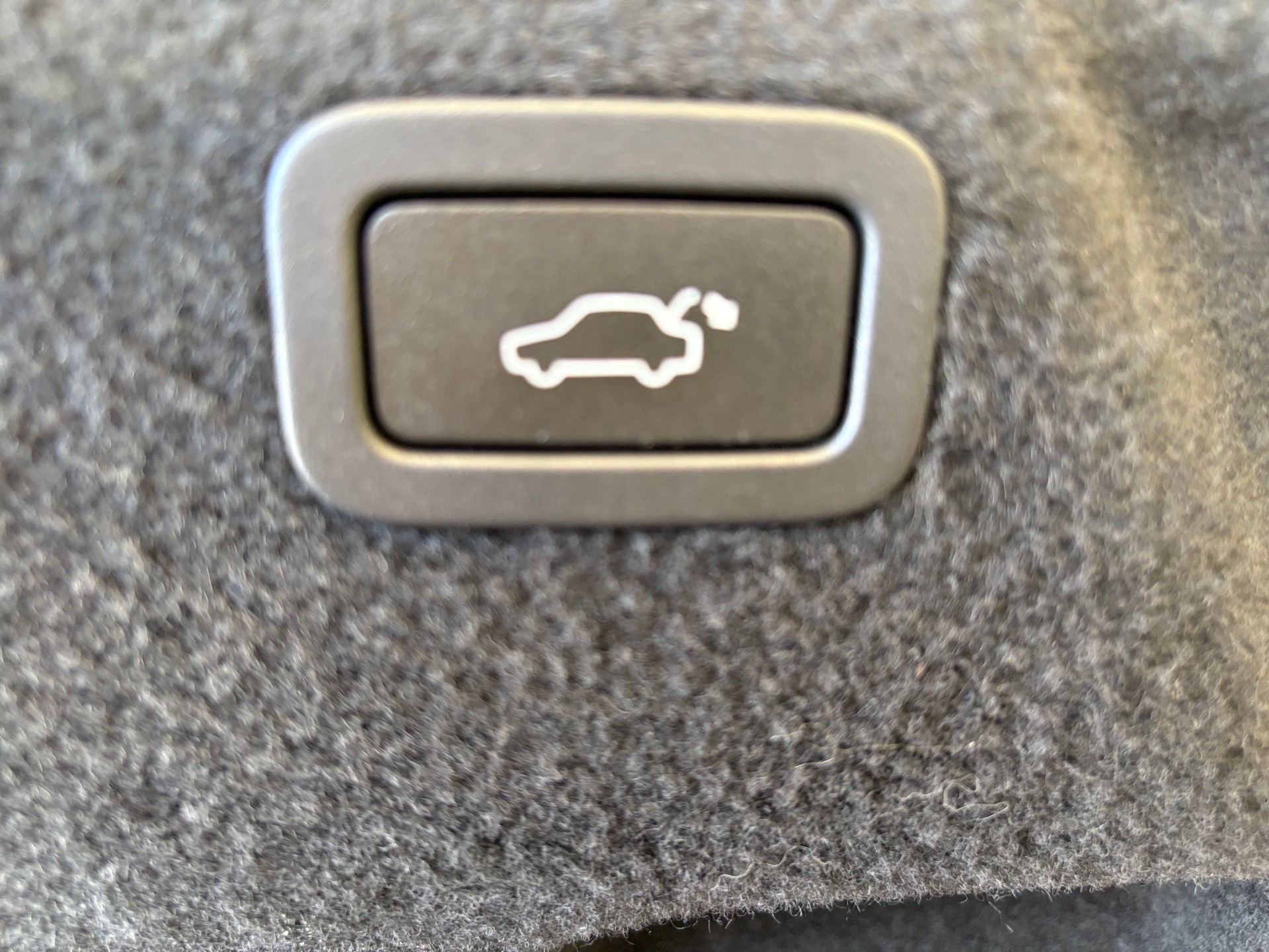JAGUAR XE 30t 2.0 300 Sport AWD Automatic-image-9