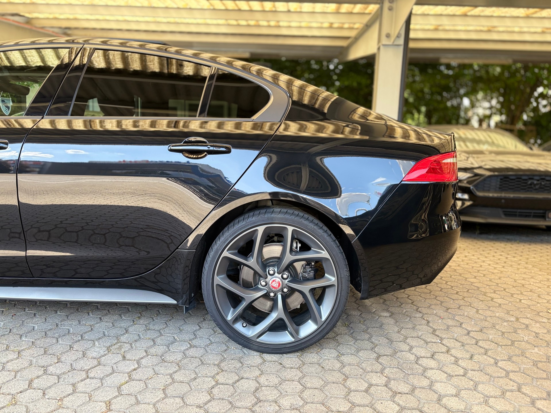 JAGUAR XE 30t 2.0 300 Sport AWD Automatic-image-2