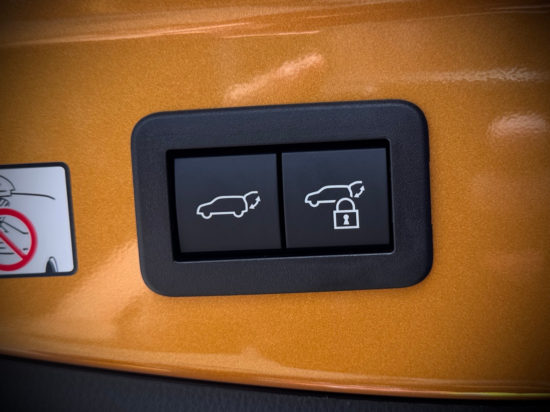 TOYOTA C-HR 2.0 PHEV CVT Swiss Edition-image-10