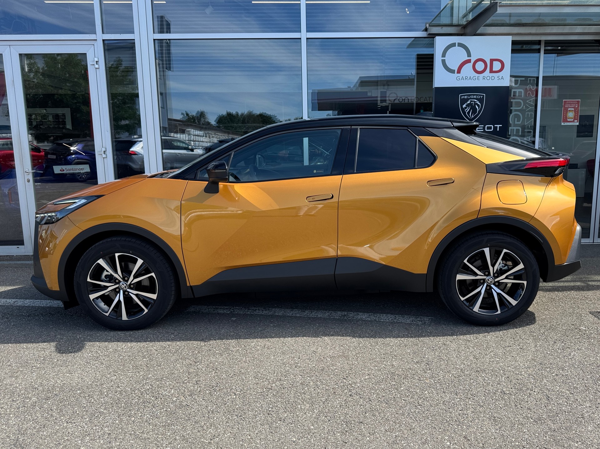 TOYOTA C-HR 2.0 PHEV CVT Swiss Edition-image-4