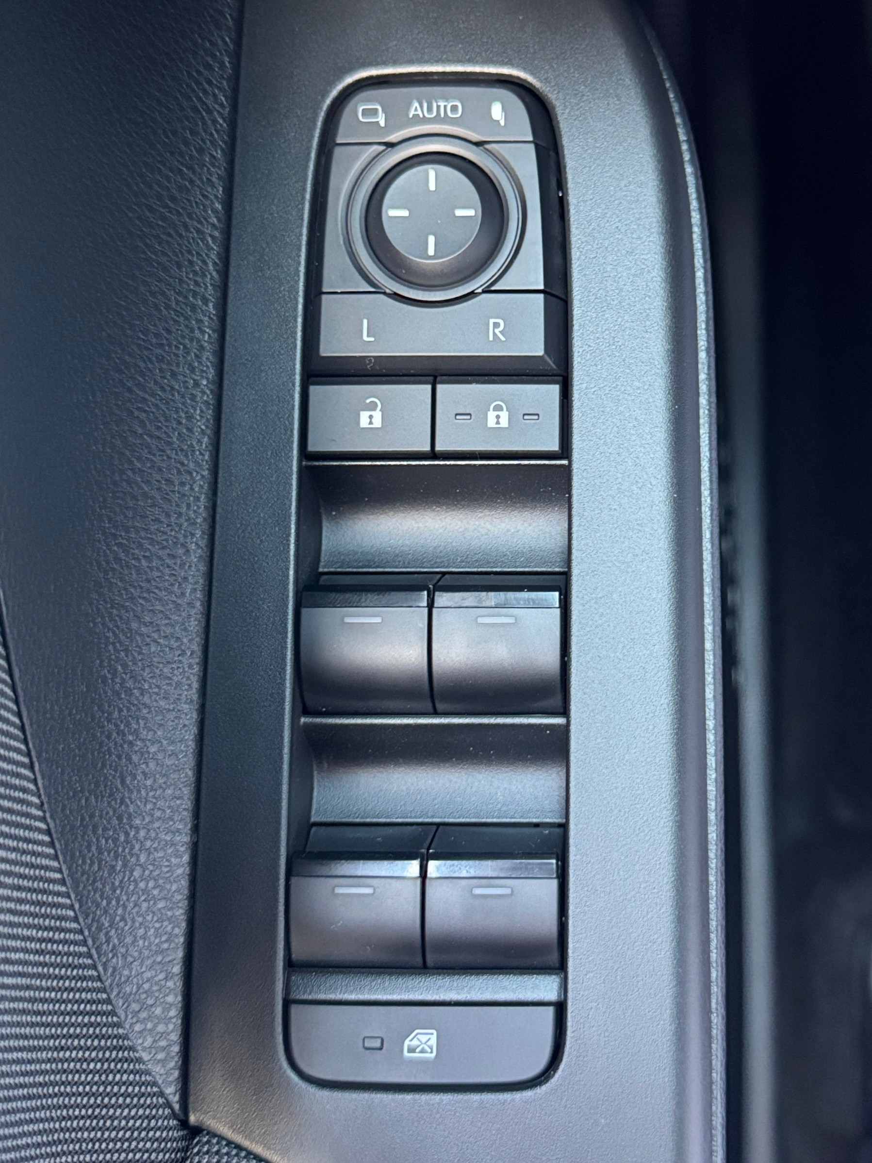 TOYOTA C-HR 2.0 PHEV CVT Swiss Edition-image-18