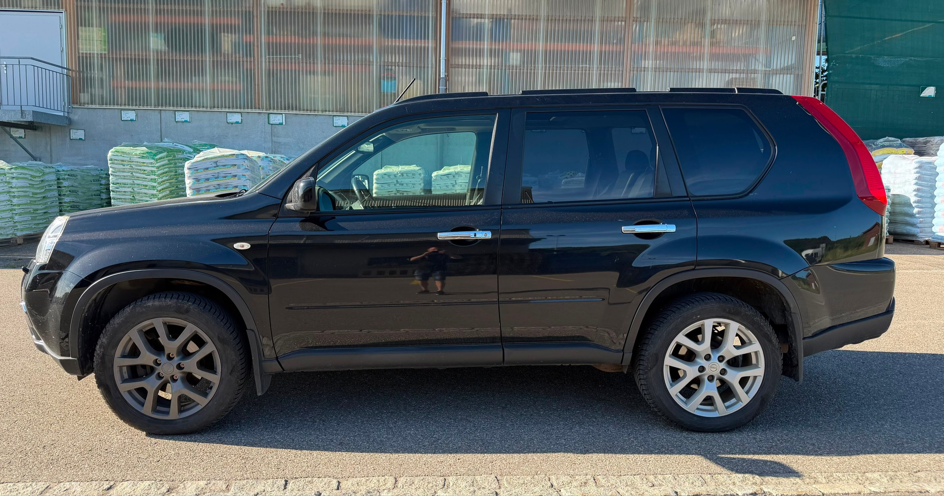 NISSAN X-TRAIL-showroom-element-1