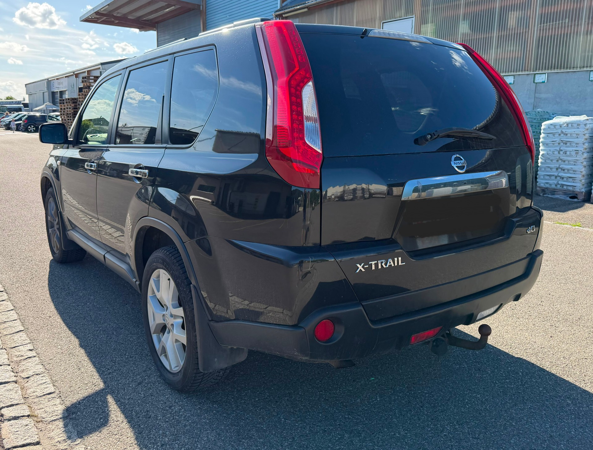 NISSAN X-TRAIL-showroom-element-2