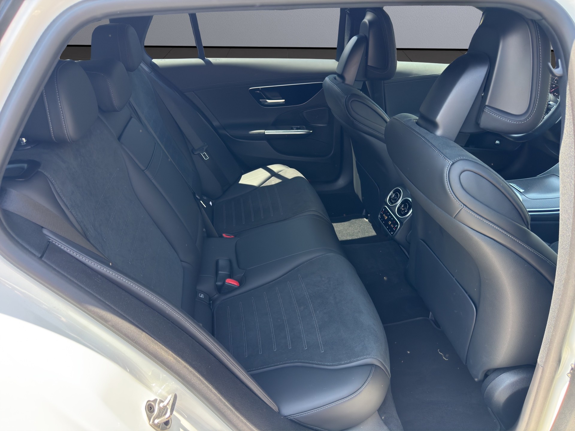 MERCEDES-BENZ C 200 T 4Matic AMG Line-image-16