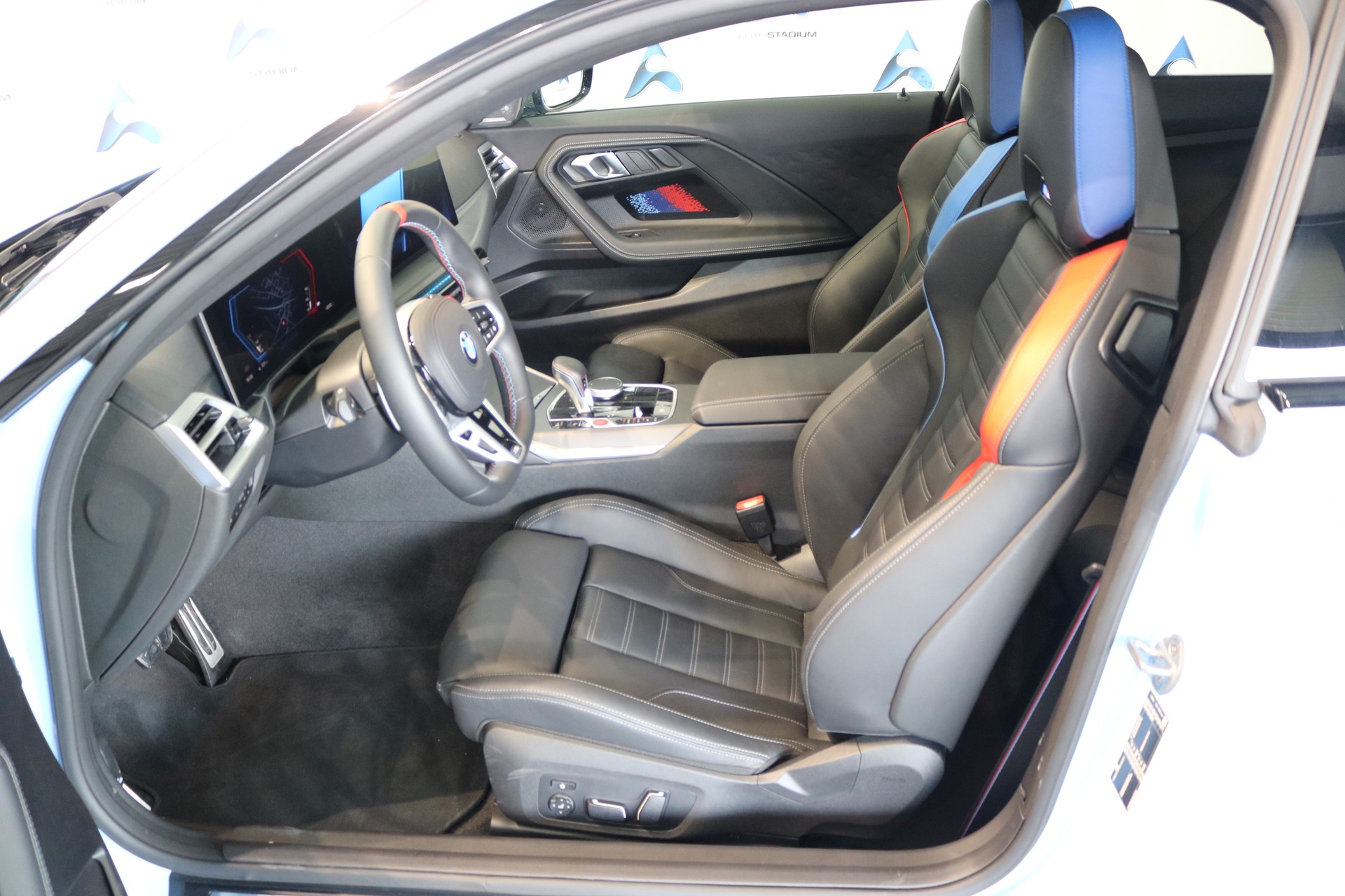 BMW M2 Steptronic-showroom-element-2