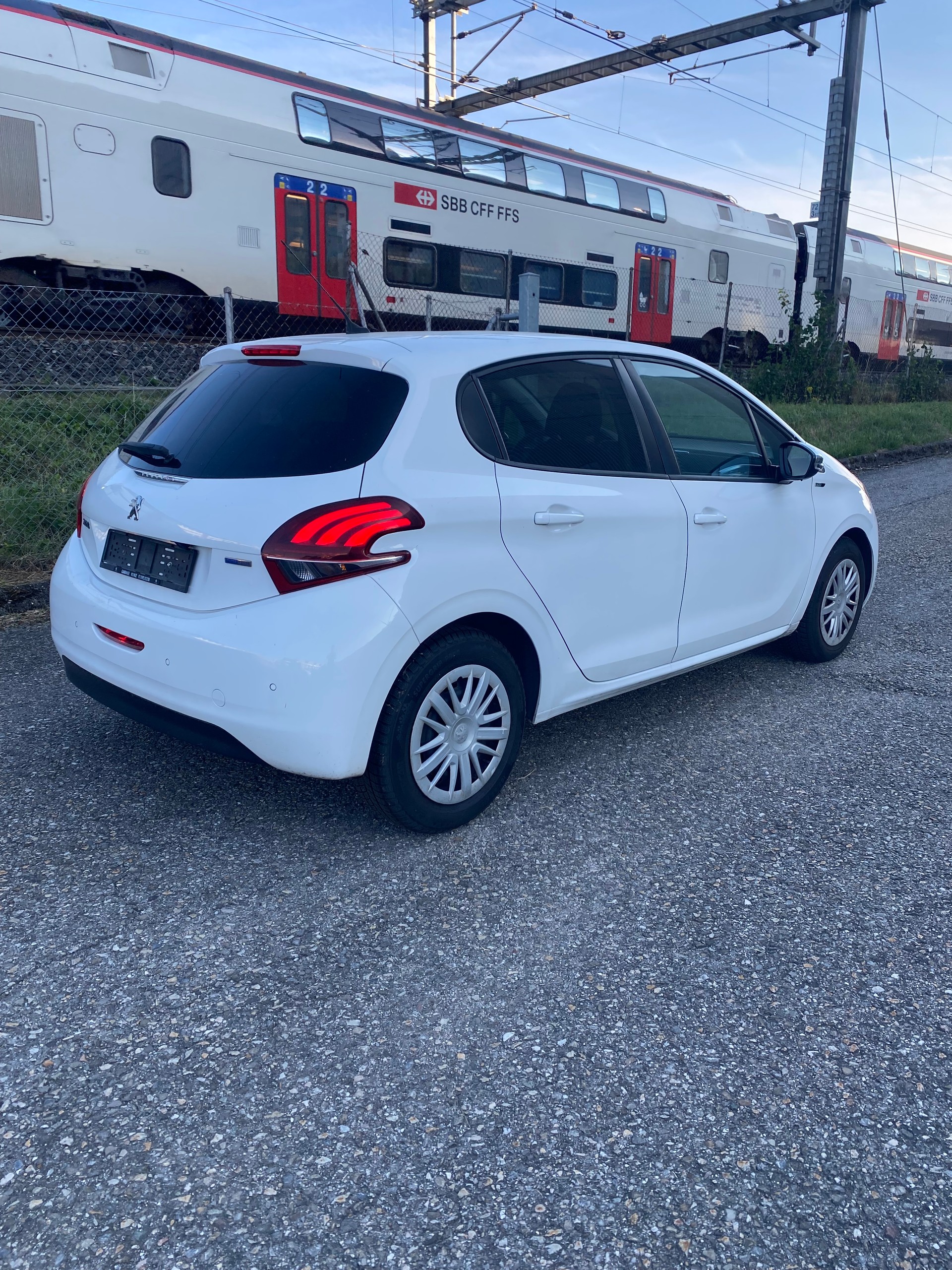 PEUGEOT 208 1.2 PureTech Style-image-3