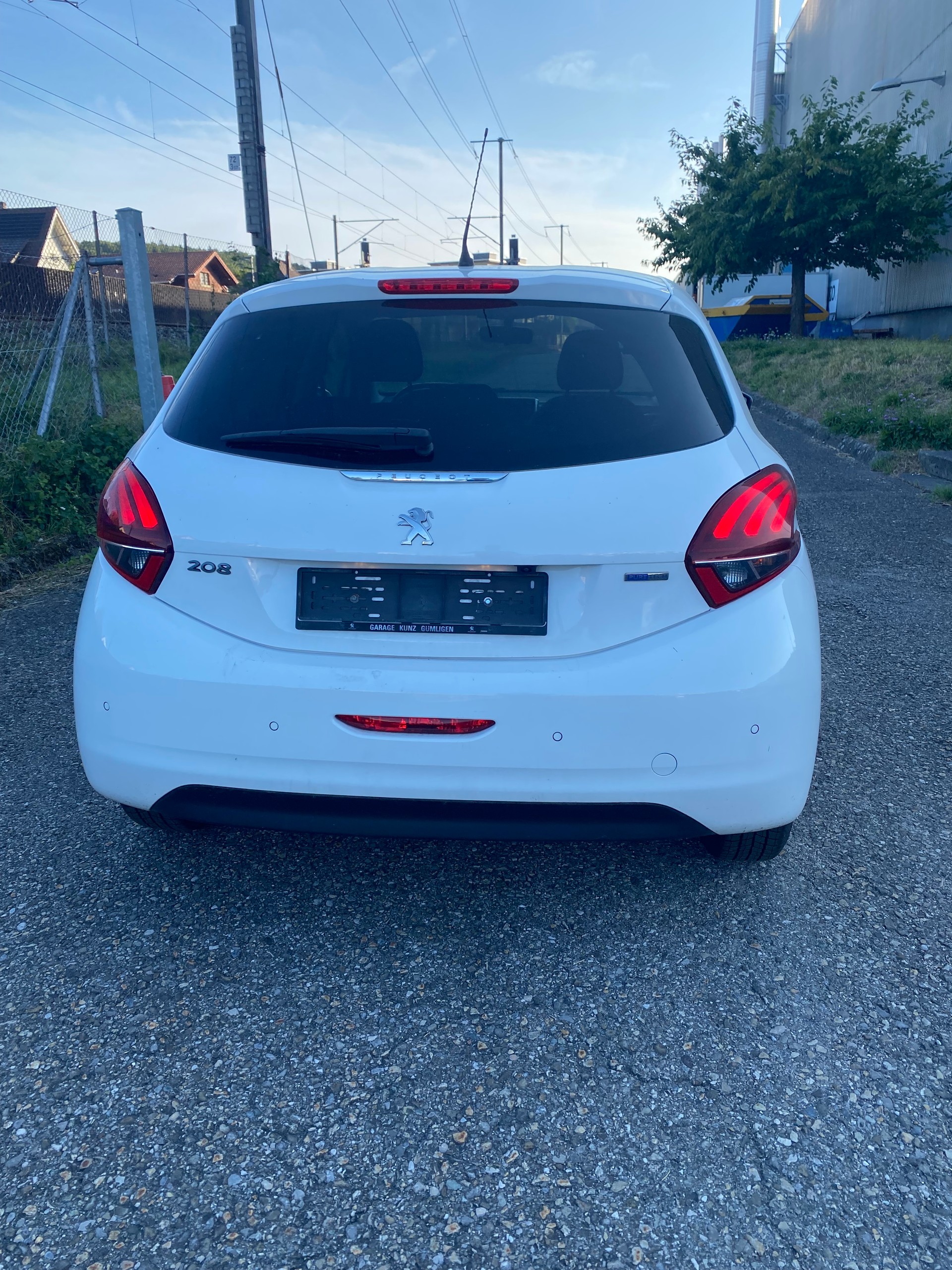PEUGEOT 208 1.2 PureTech Style-image-4