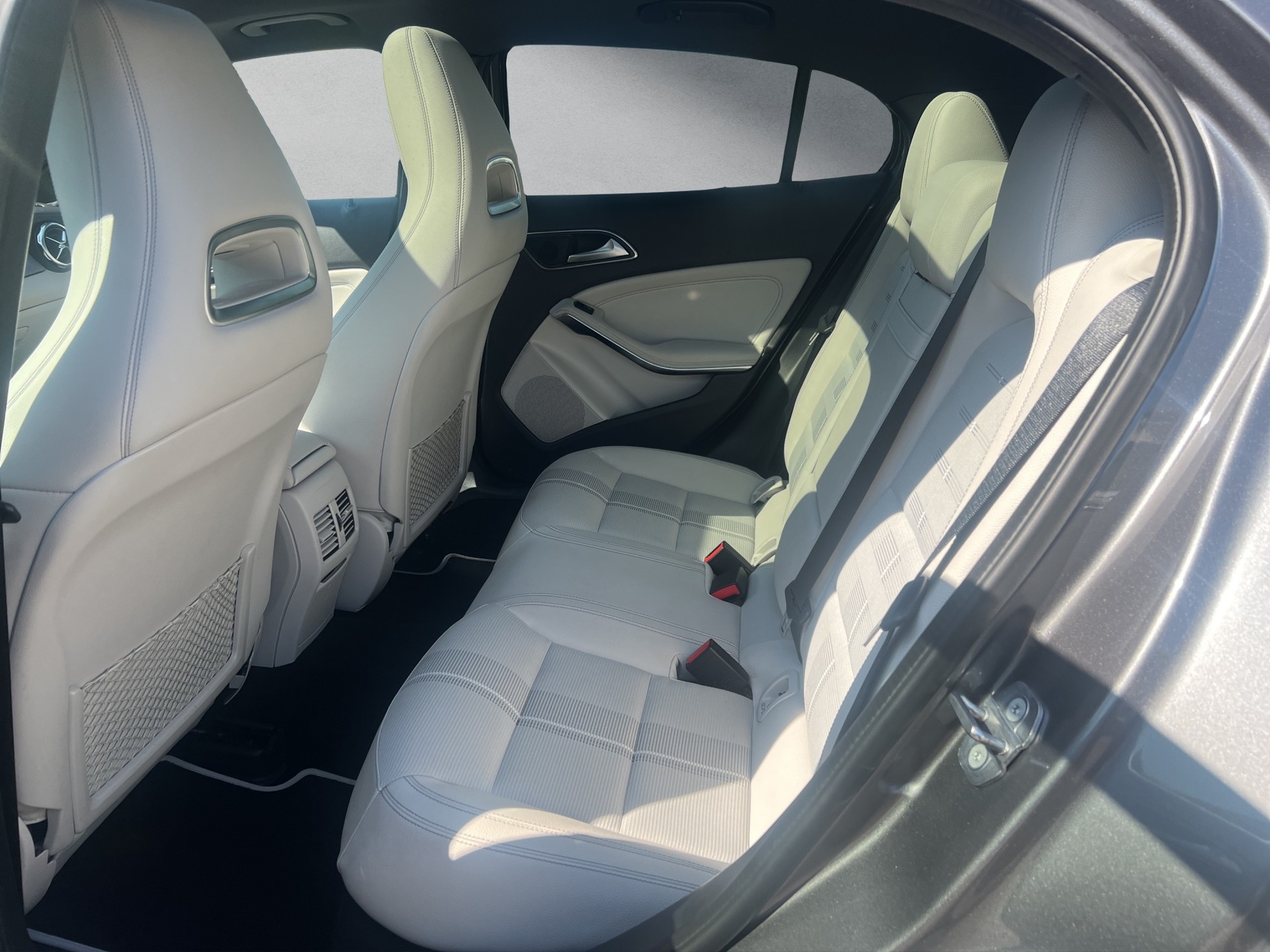 MERCEDES-BENZ GLA 200-image-8