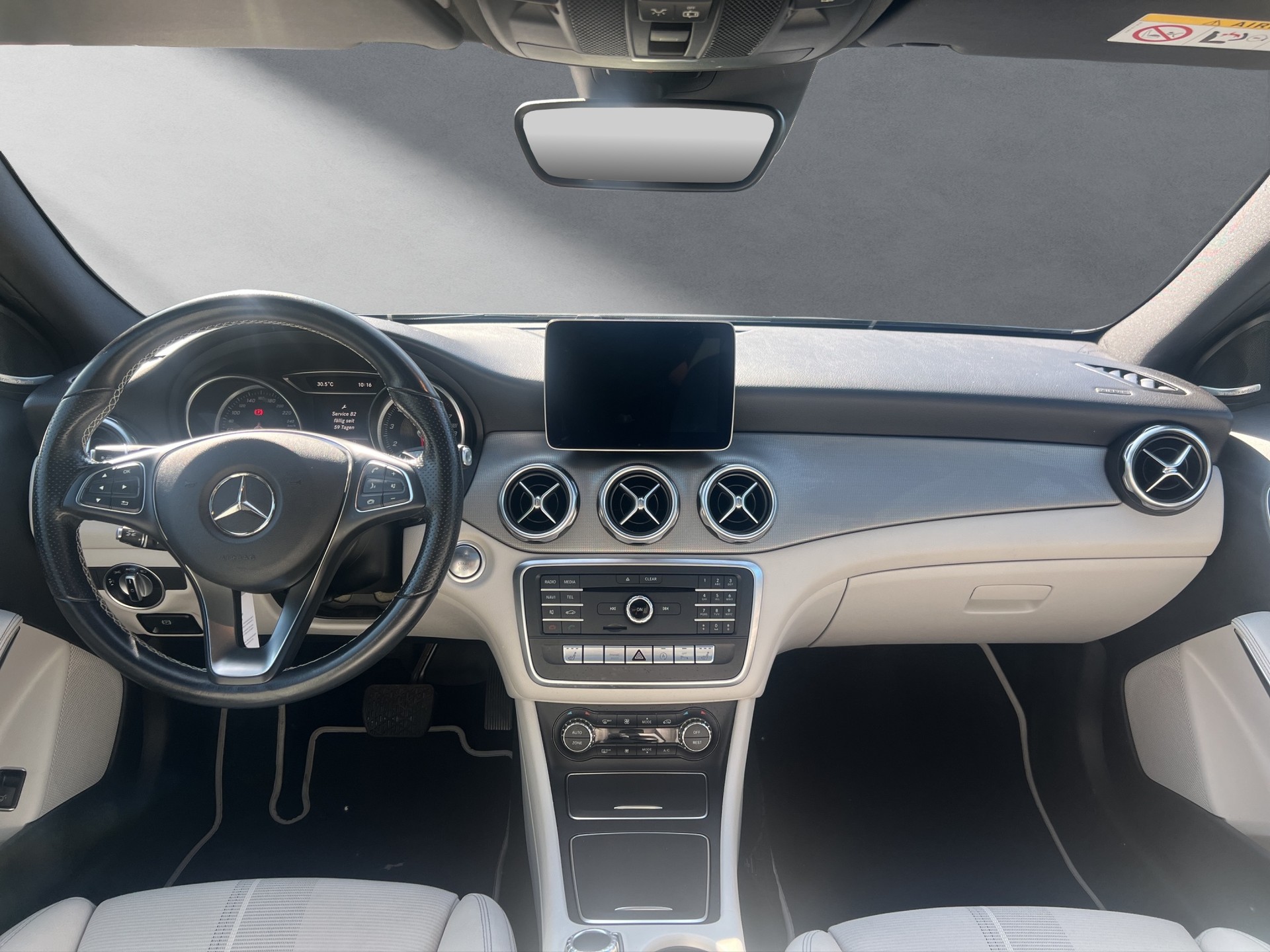MERCEDES-BENZ GLA 200-showroom-element-3
