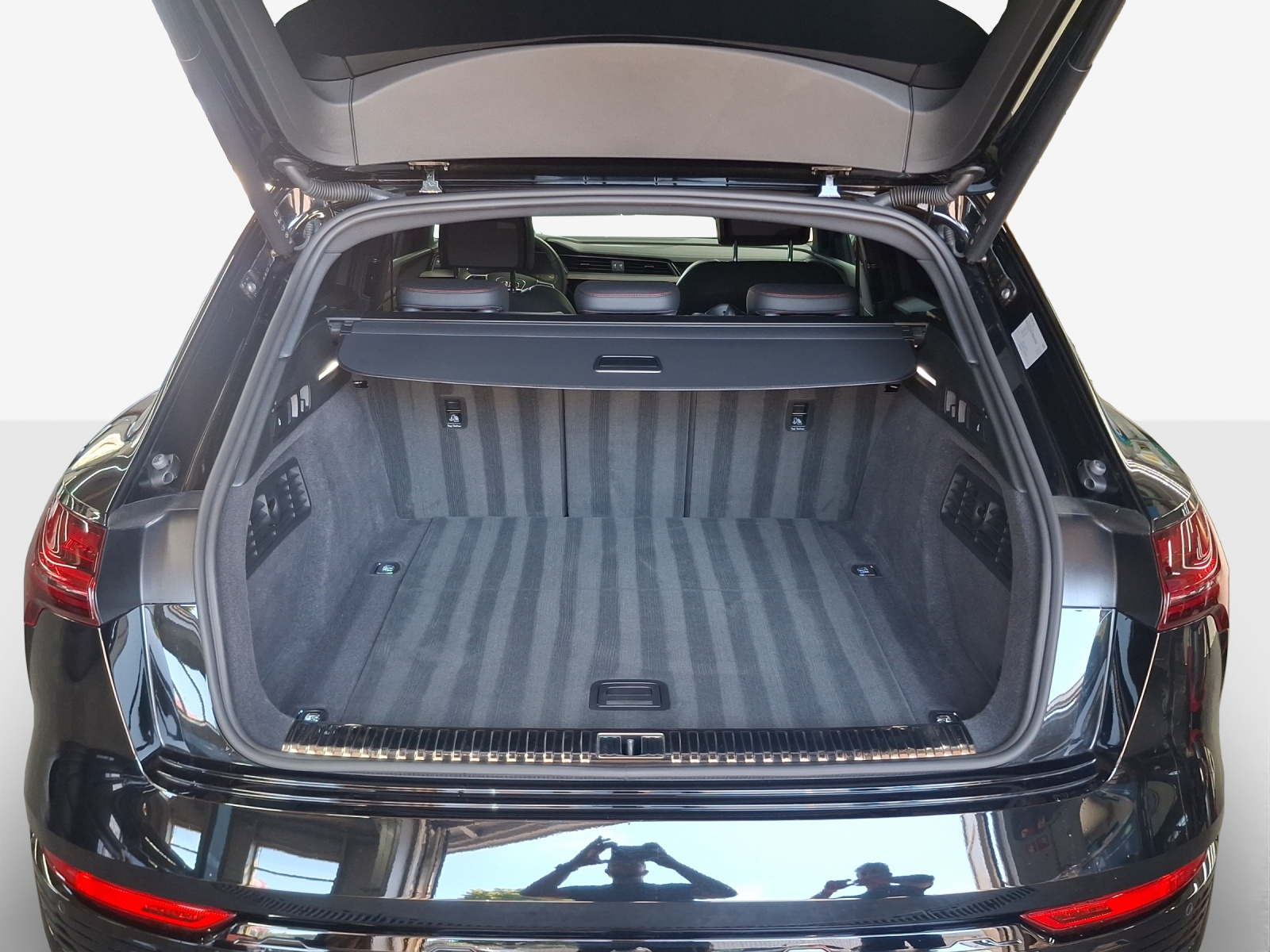 AUDI Q8 55 e-tron Black Edition quattro-image-13