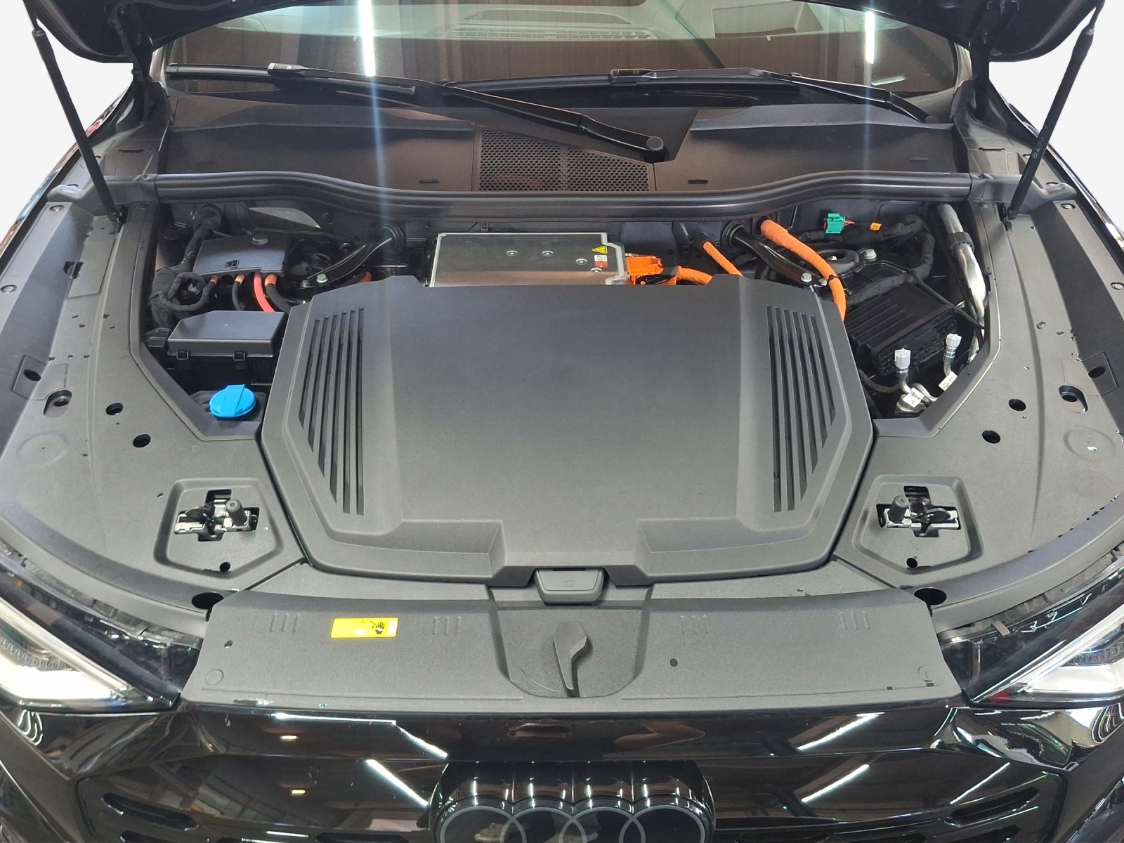 AUDI Q8 55 e-tron Black Edition quattro-image-16