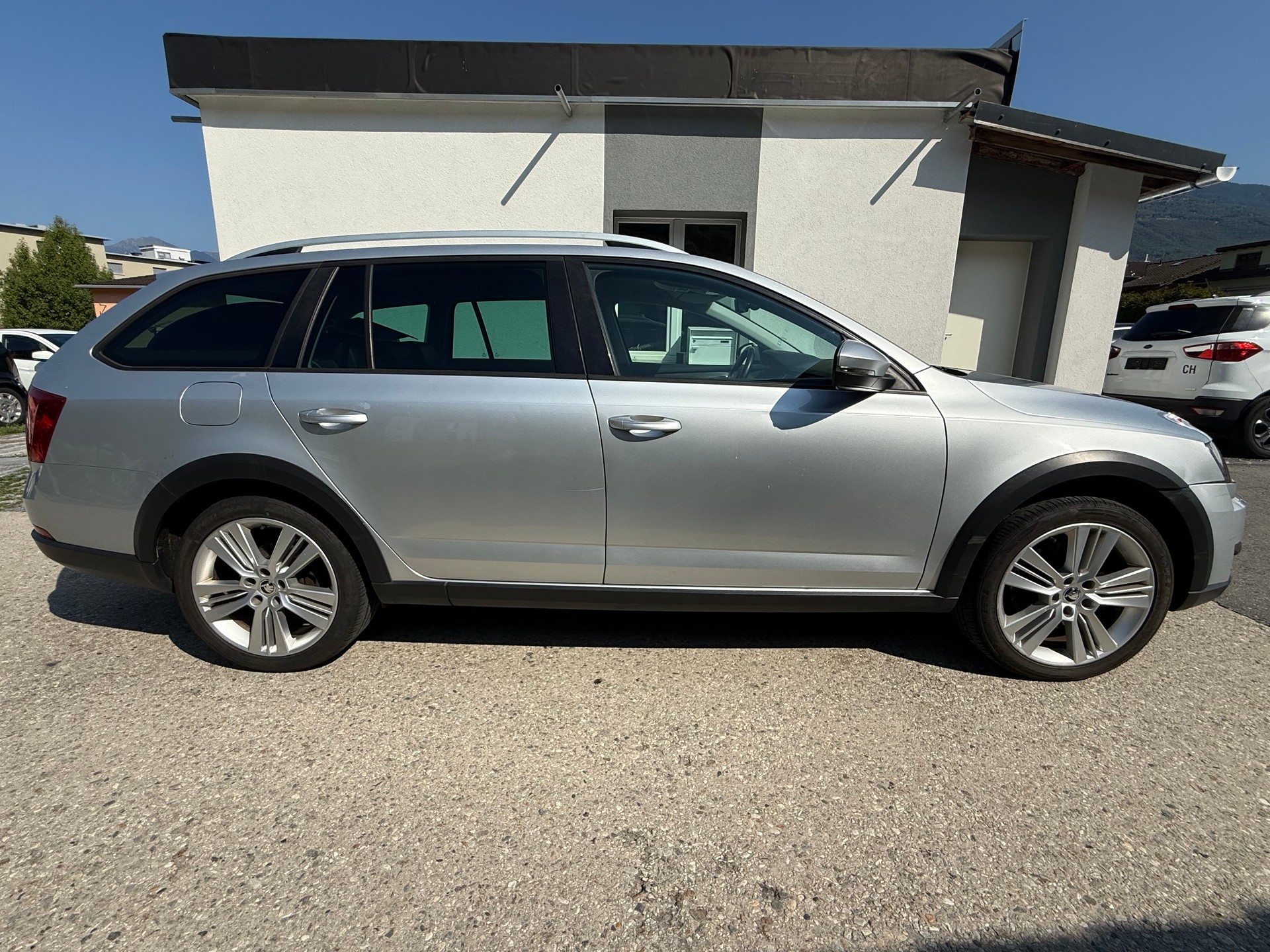 SKODA Octavia Combi 2.0 TDI Scout 4x4 DSG-image-3