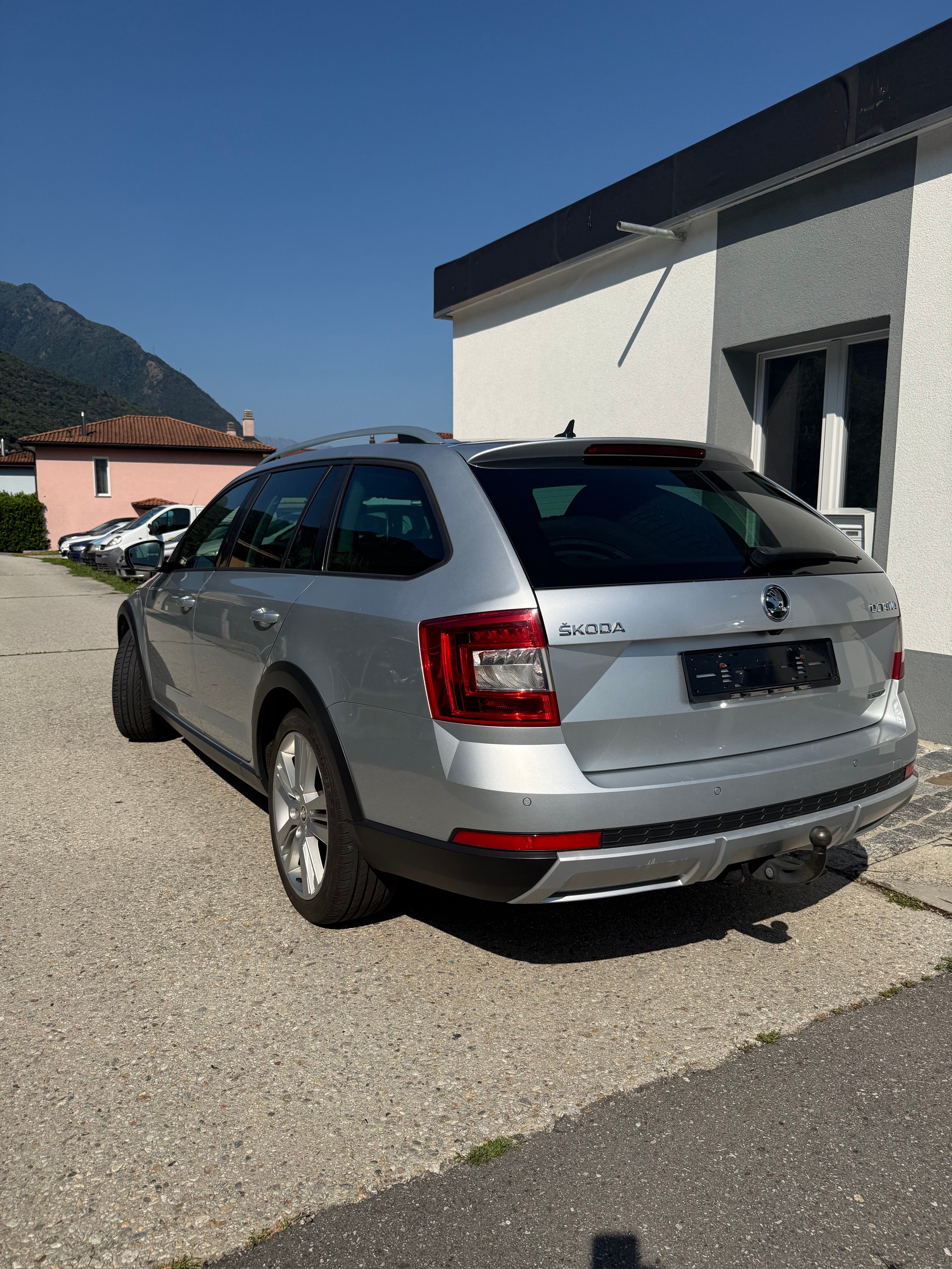 SKODA Octavia Combi 2.0 TDI Scout 4x4 DSG-image-5