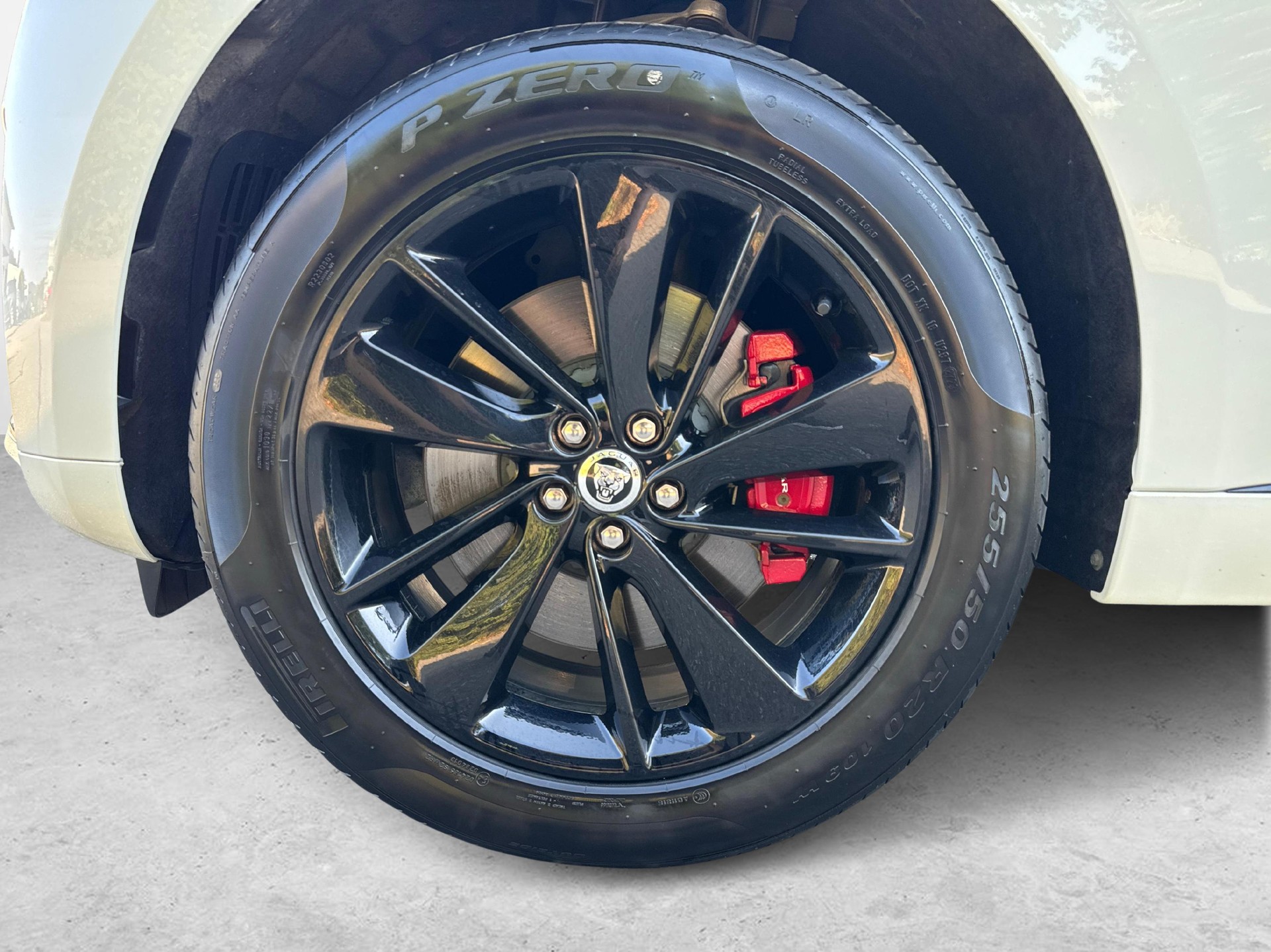 JAGUAR F-Pace 2.0 P400e R-Dynamic SE AWD-image-13