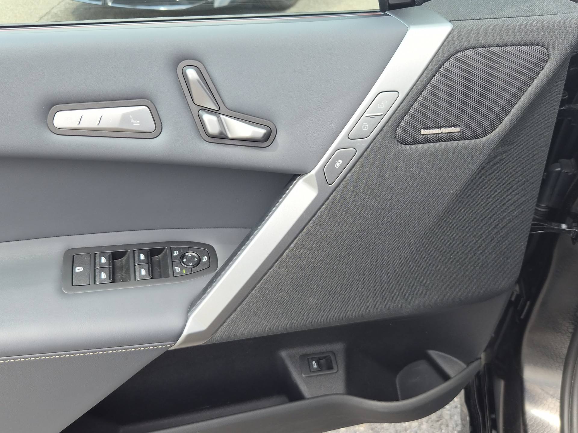 BMW iX xDrive60 M Sport Pro-image-12