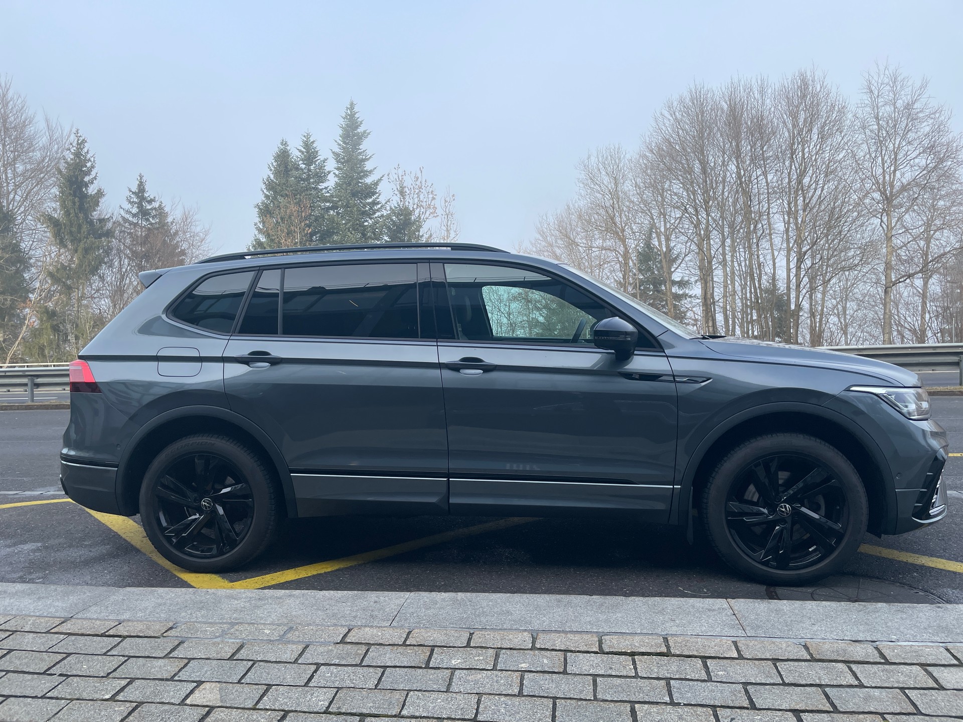 VW Tiguan 2.0TSI R-Line 4Motion DSG 7 Sitzer mit AHK-showroom-element-3