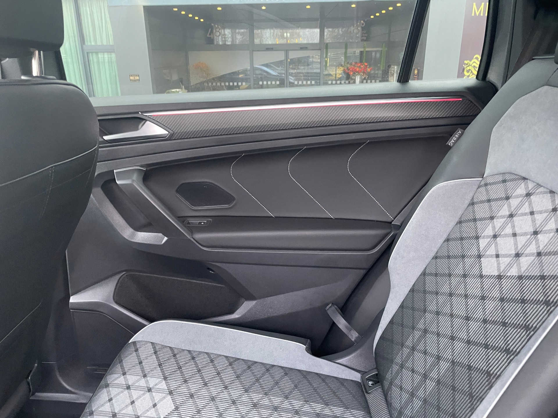 VW Tiguan 2.0TSI R-Line 4Motion DSG 7 Sitzer mit AHK-image-15