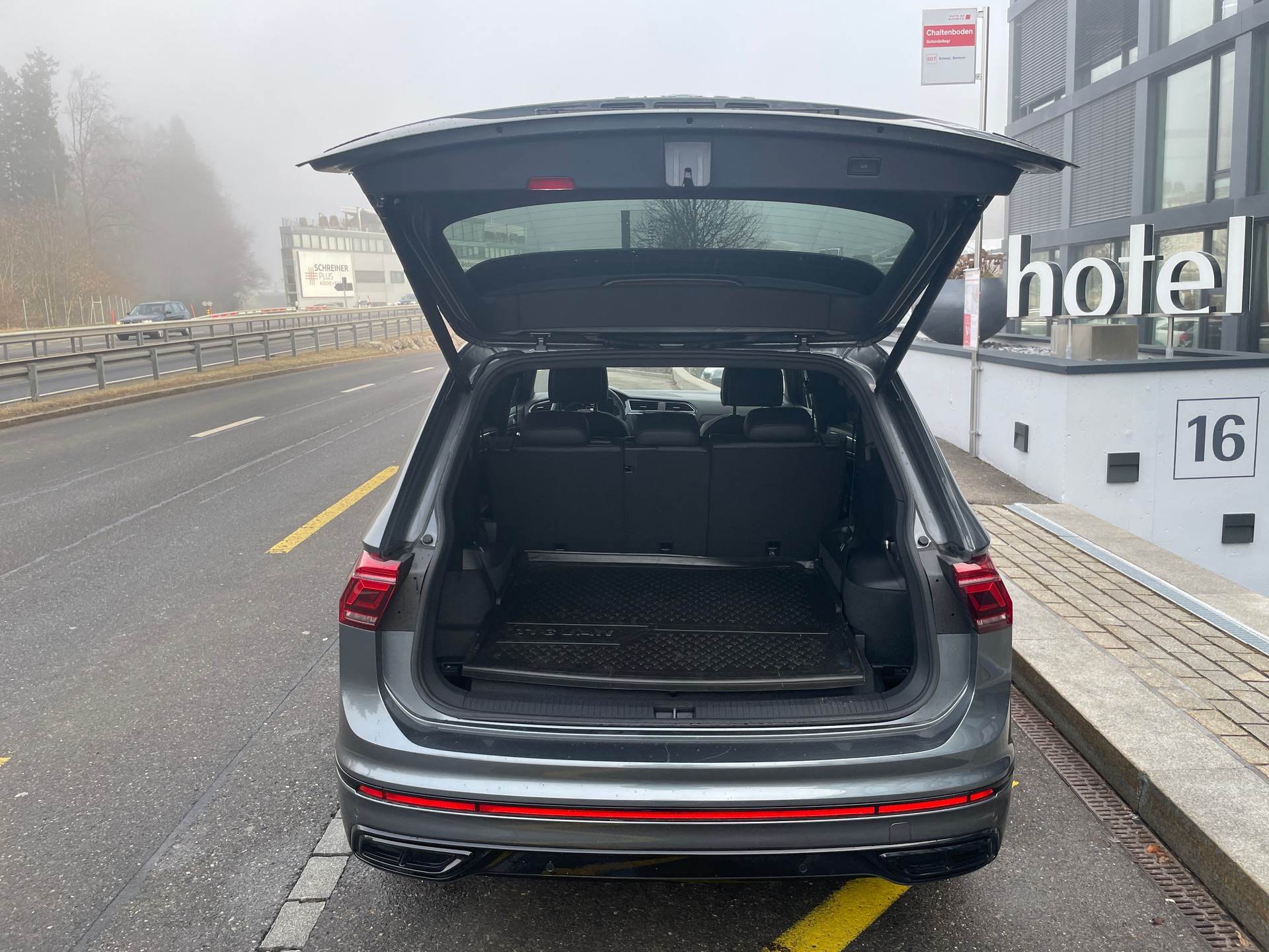 VW Tiguan 2.0TSI R-Line 4Motion DSG 7 Sitzer mit AHK-image-6