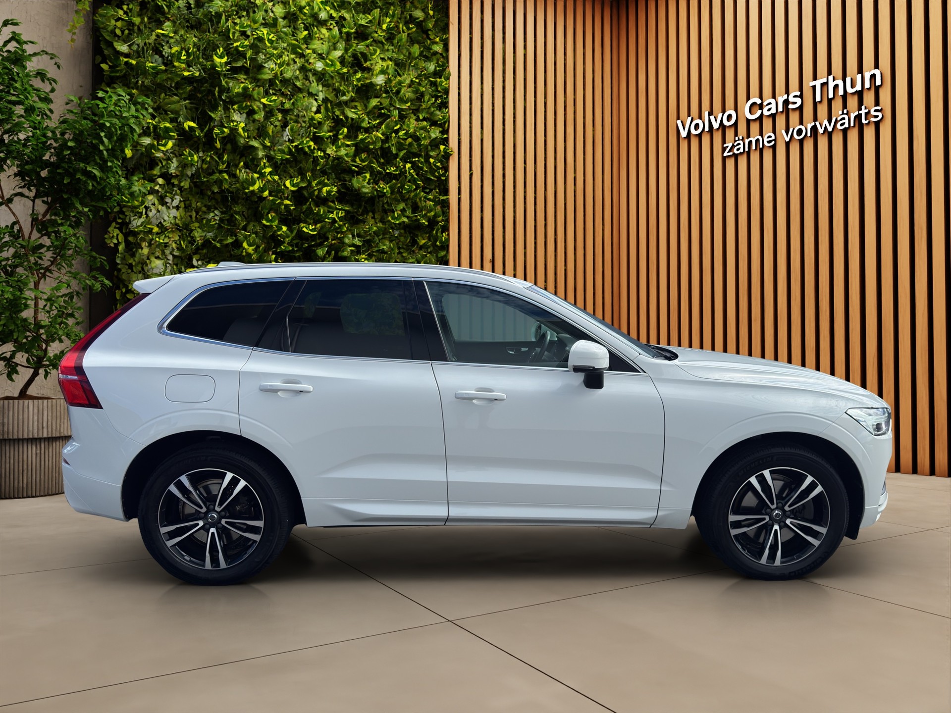 VOLVO XC60 2.0 T5 Momentum AWD-showroom-element-3