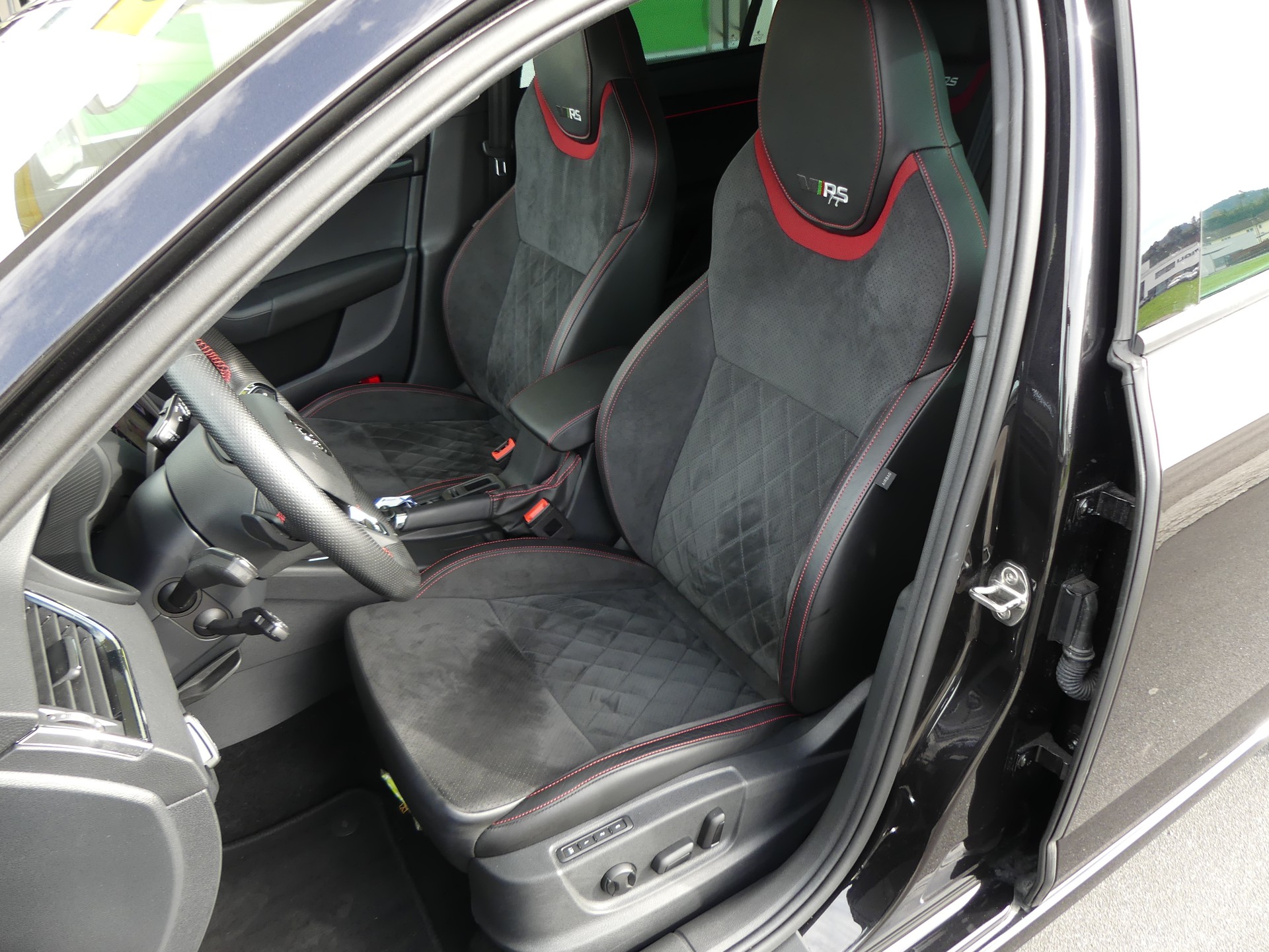 SKODA Octavia Combi 2.0 TDI RS Final Edition 4x4 DSG-image-12