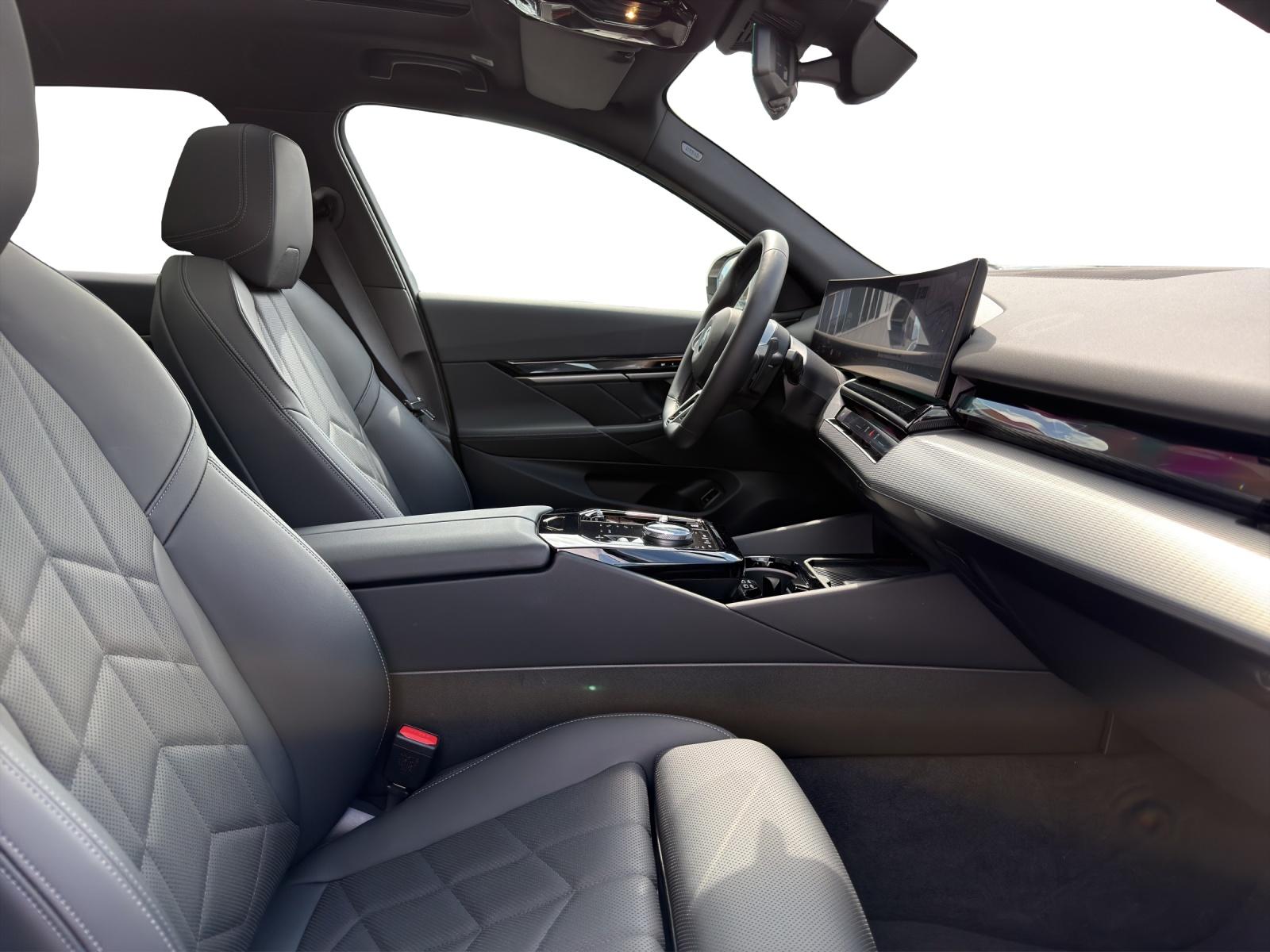 BMW 520d xDrive Touring M Sport-image-16