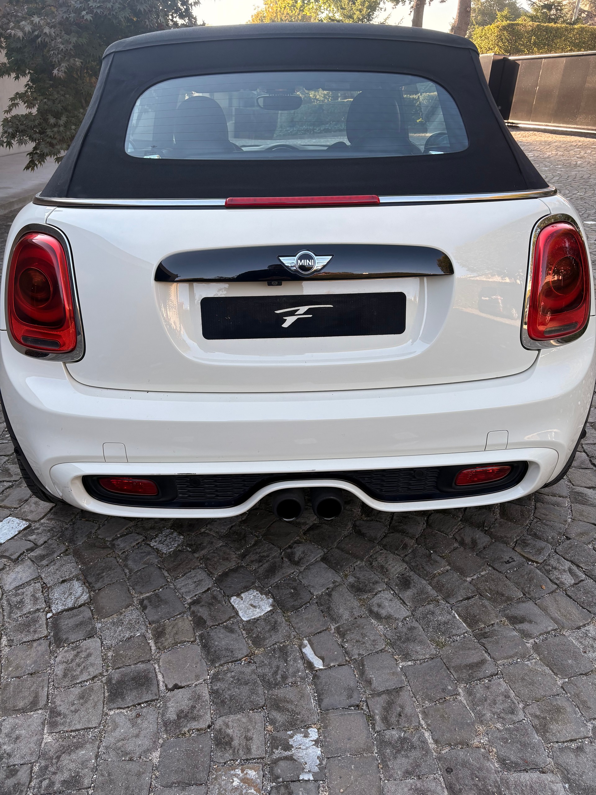 MINI 2.0i Cooper S Cabrio-image-2