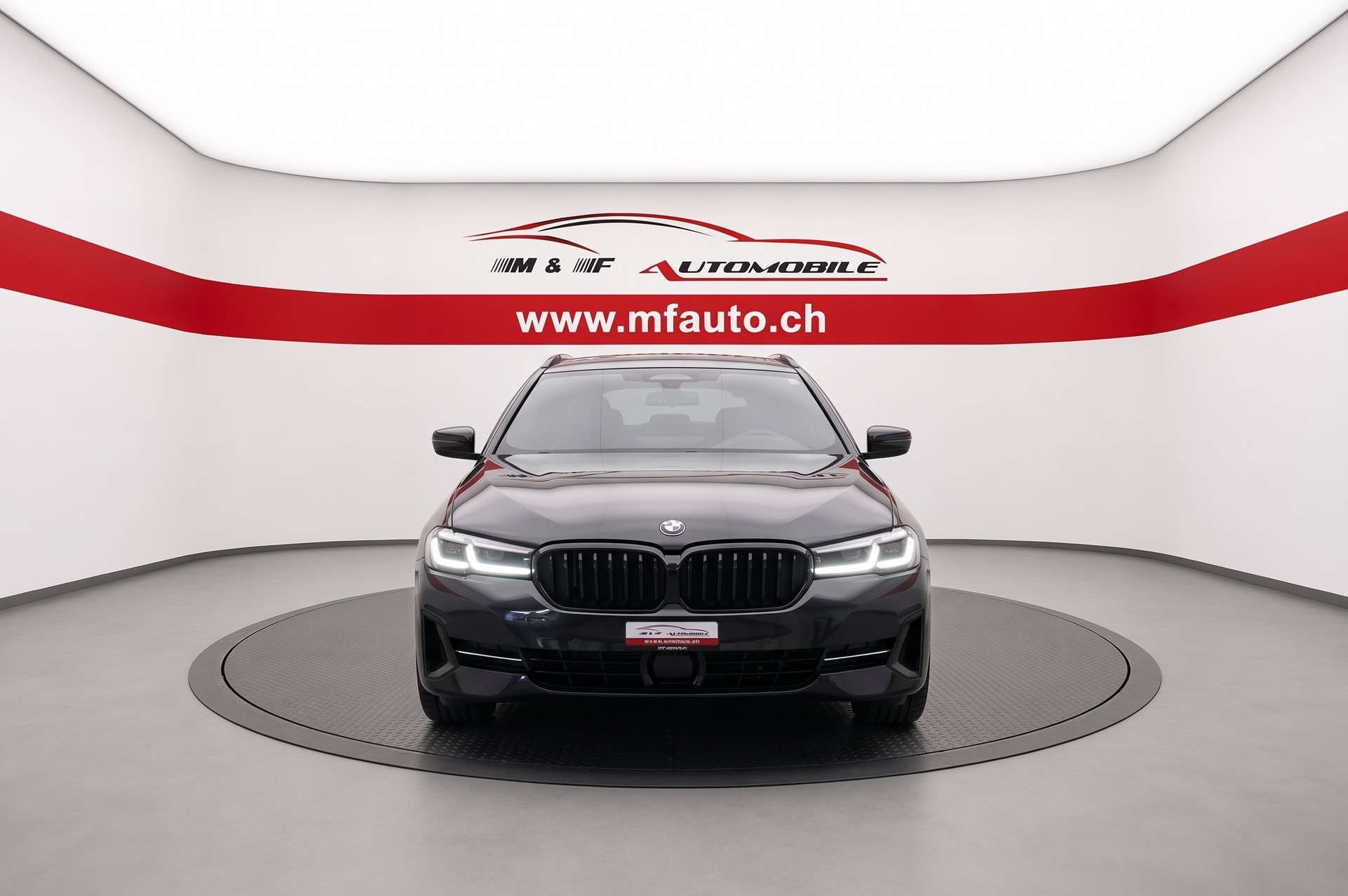 BMW 520d xDrive Touring-showroom-element-1