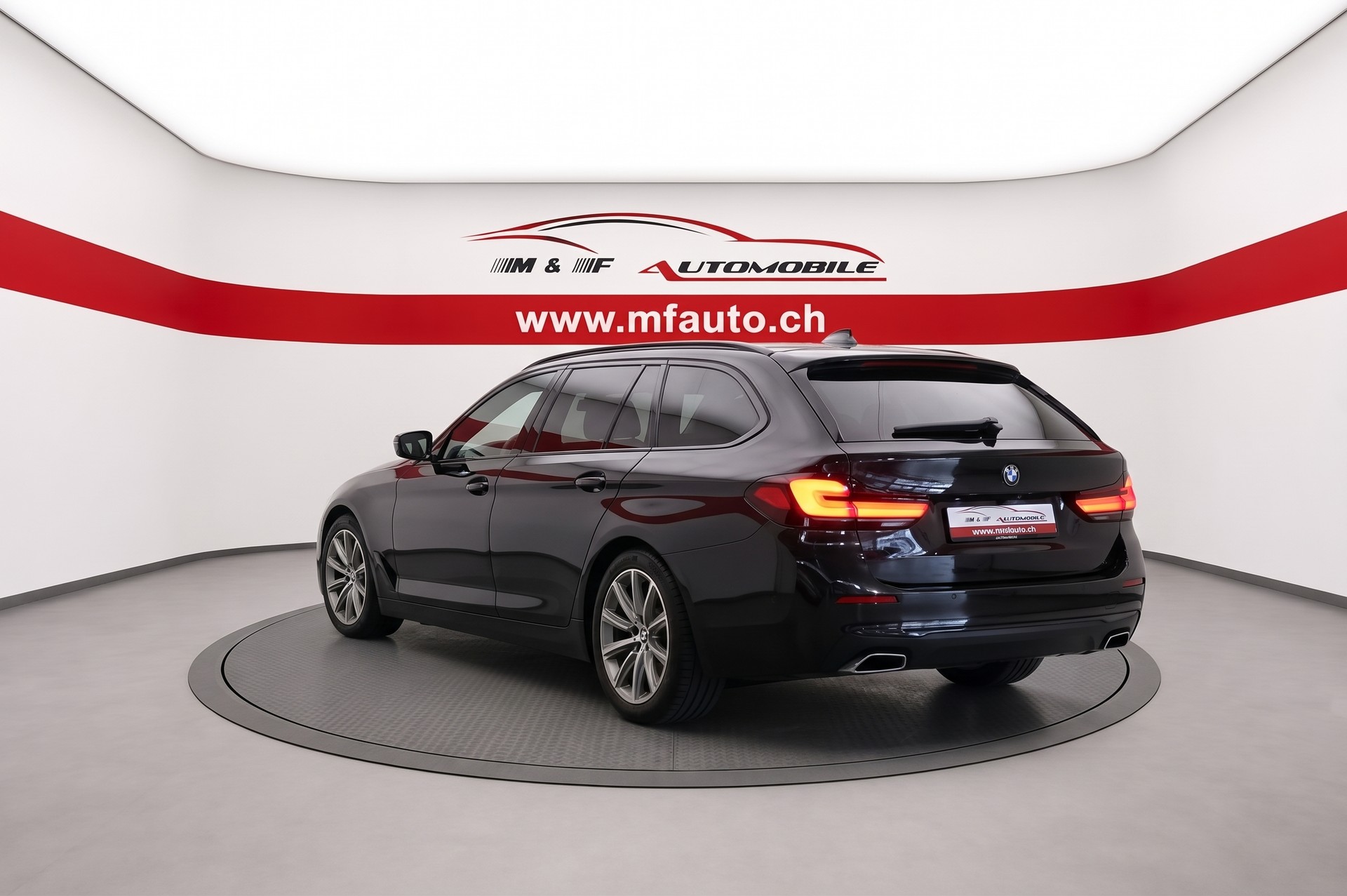 BMW 520d xDrive Touring-image-4