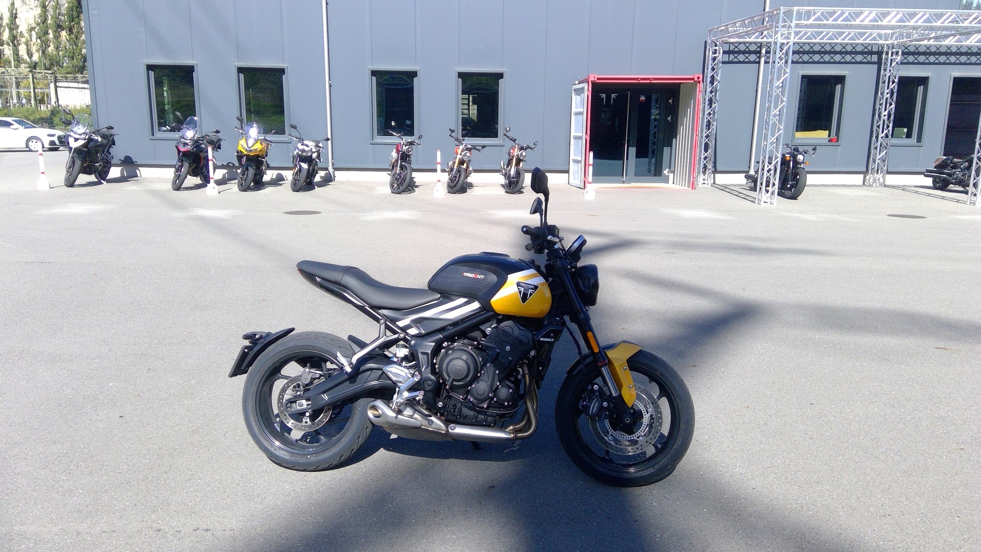 TRIUMPH Trident-image-1