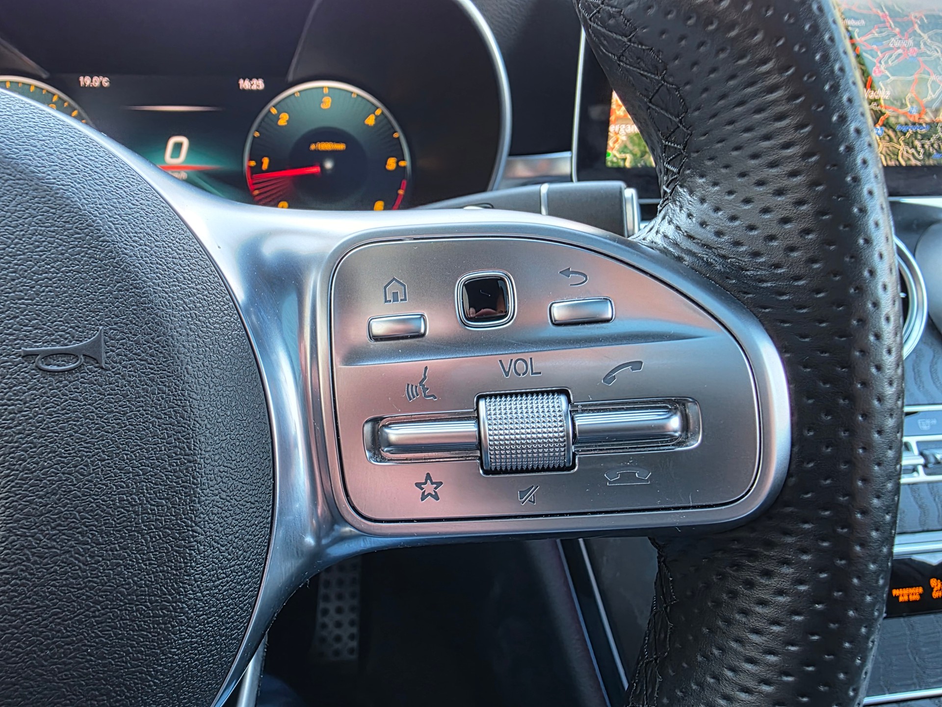 MERCEDES-BENZ C 220 d Swiss Star AMG Line 4M 9G-Tronic-image-28