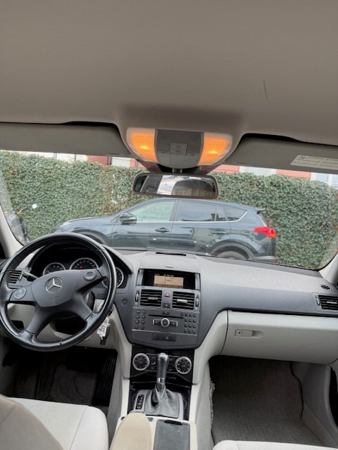 MERCEDES-BENZ C 180 CGI BlueEfficiency Automatic-image-8