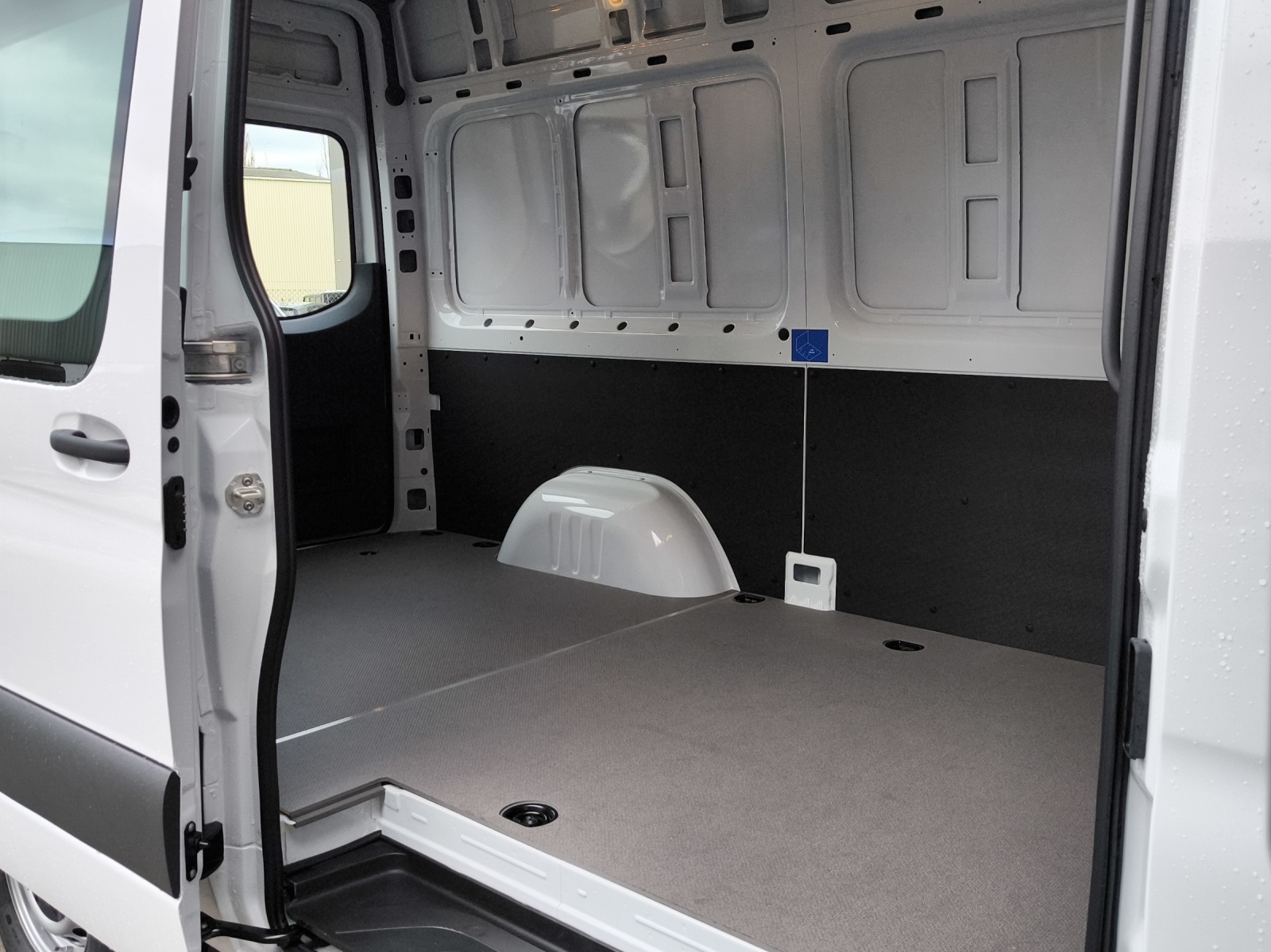 MERCEDES-BENZ eSprinter 320 81kWh Standard Hoch Pro-image-12