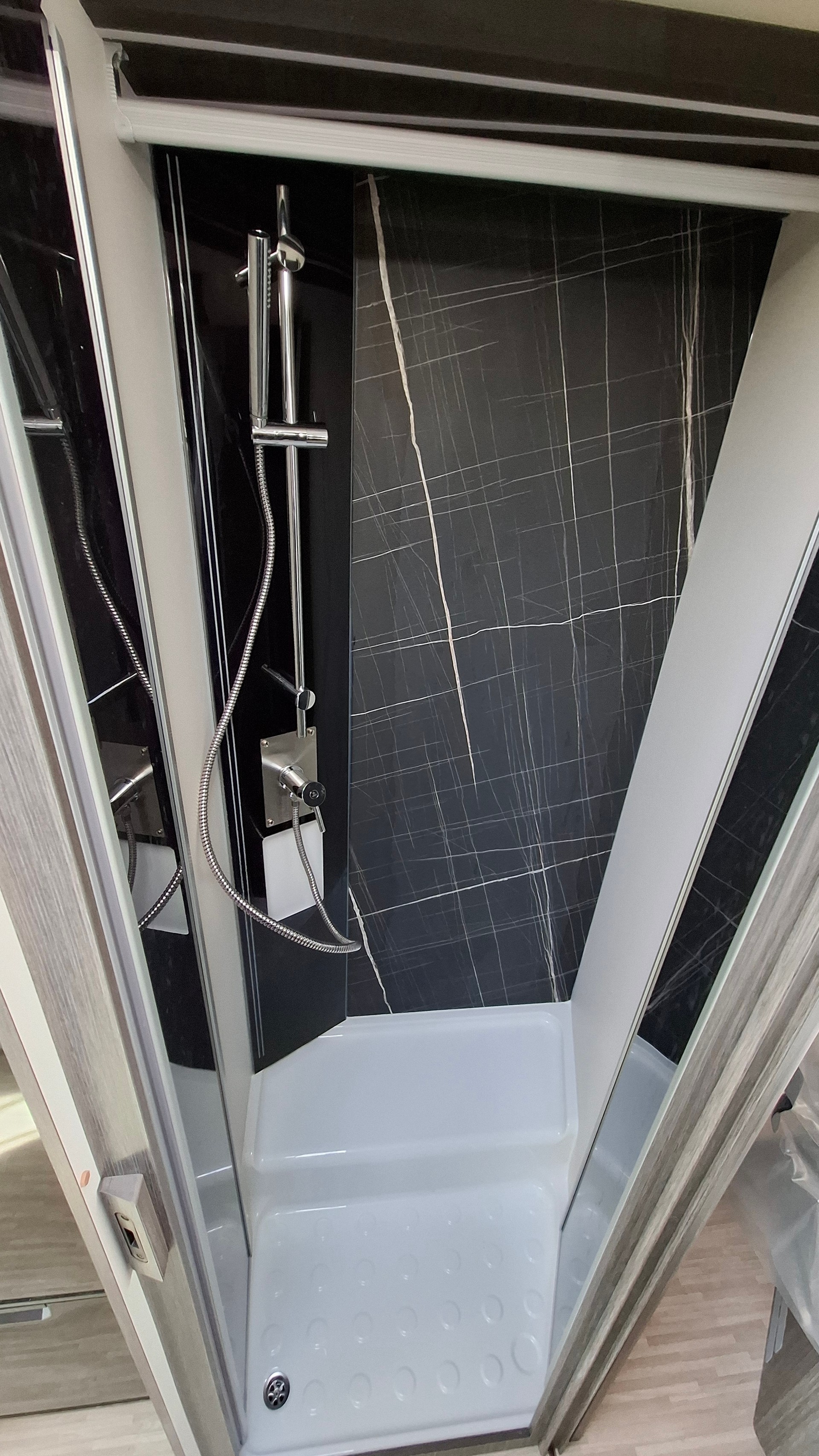 MCLOUIS MC4 881 - 25 Edition Automatique 165 PS (chauffage diesel, panneau solaire 200W, Marquise)-image-8