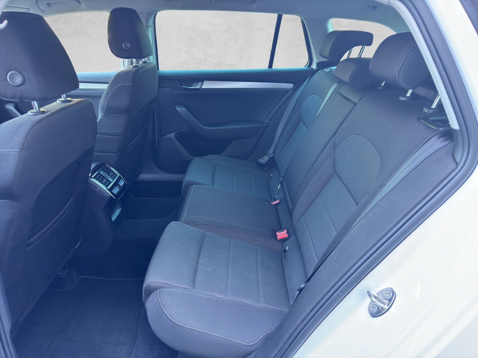 SKODA Superb Combi 2.0 TDi Ambition DSG-image-11
