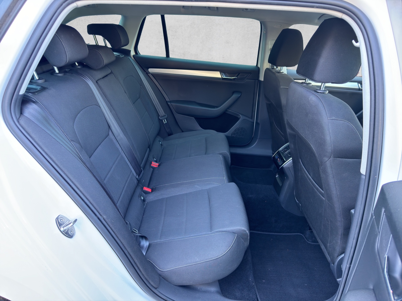SKODA Superb Combi 2.0 TDi Ambition DSG-image-16