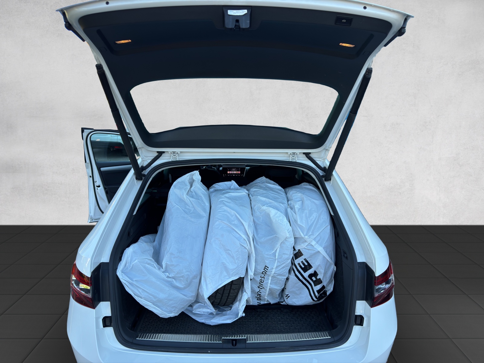 SKODA Superb Combi 2.0 TDi Ambition DSG-image-19