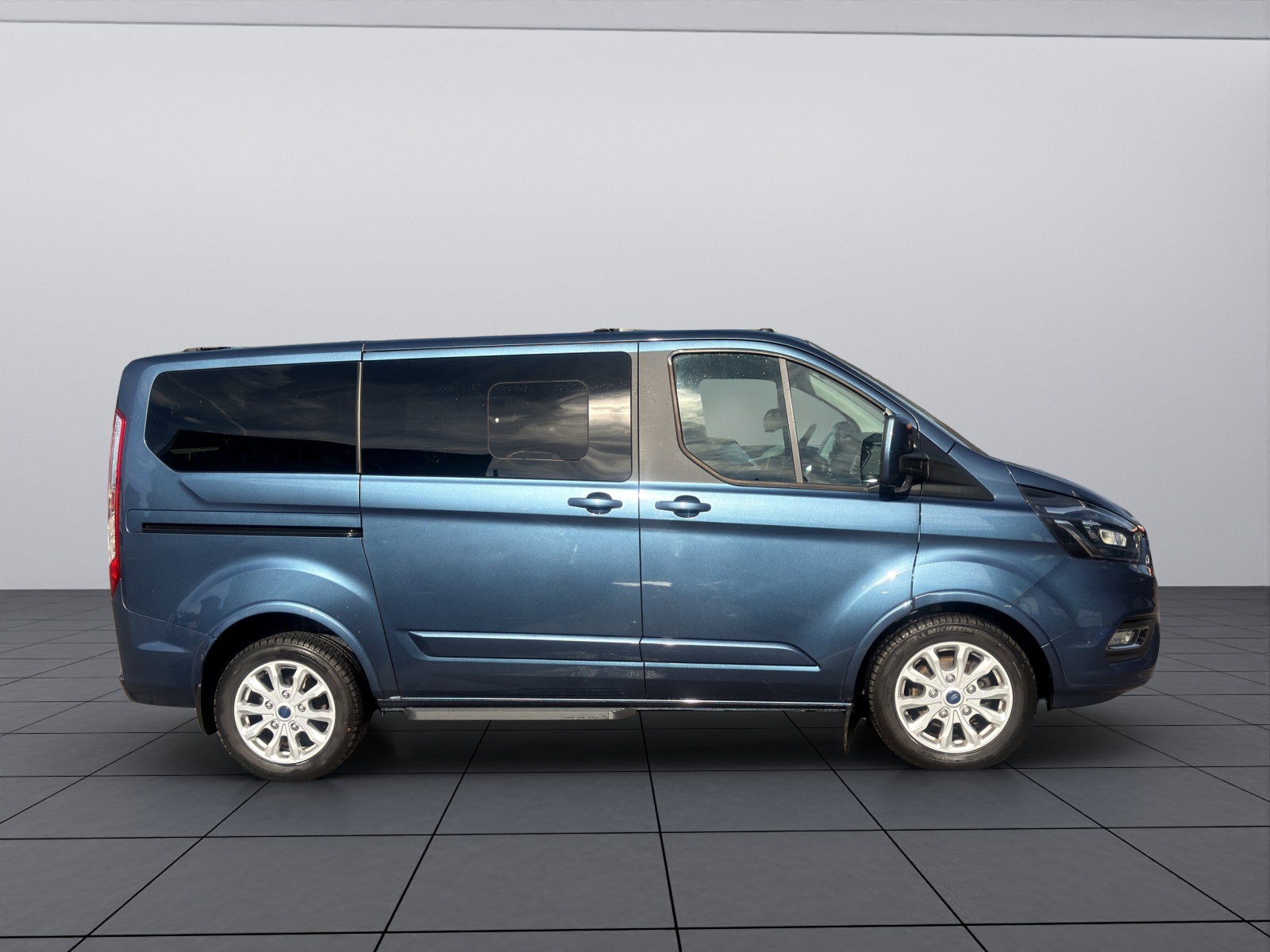 FORD Tourneo C Bus 320 L1 2.0 TDCi 185 Titanium-showroom-element-3