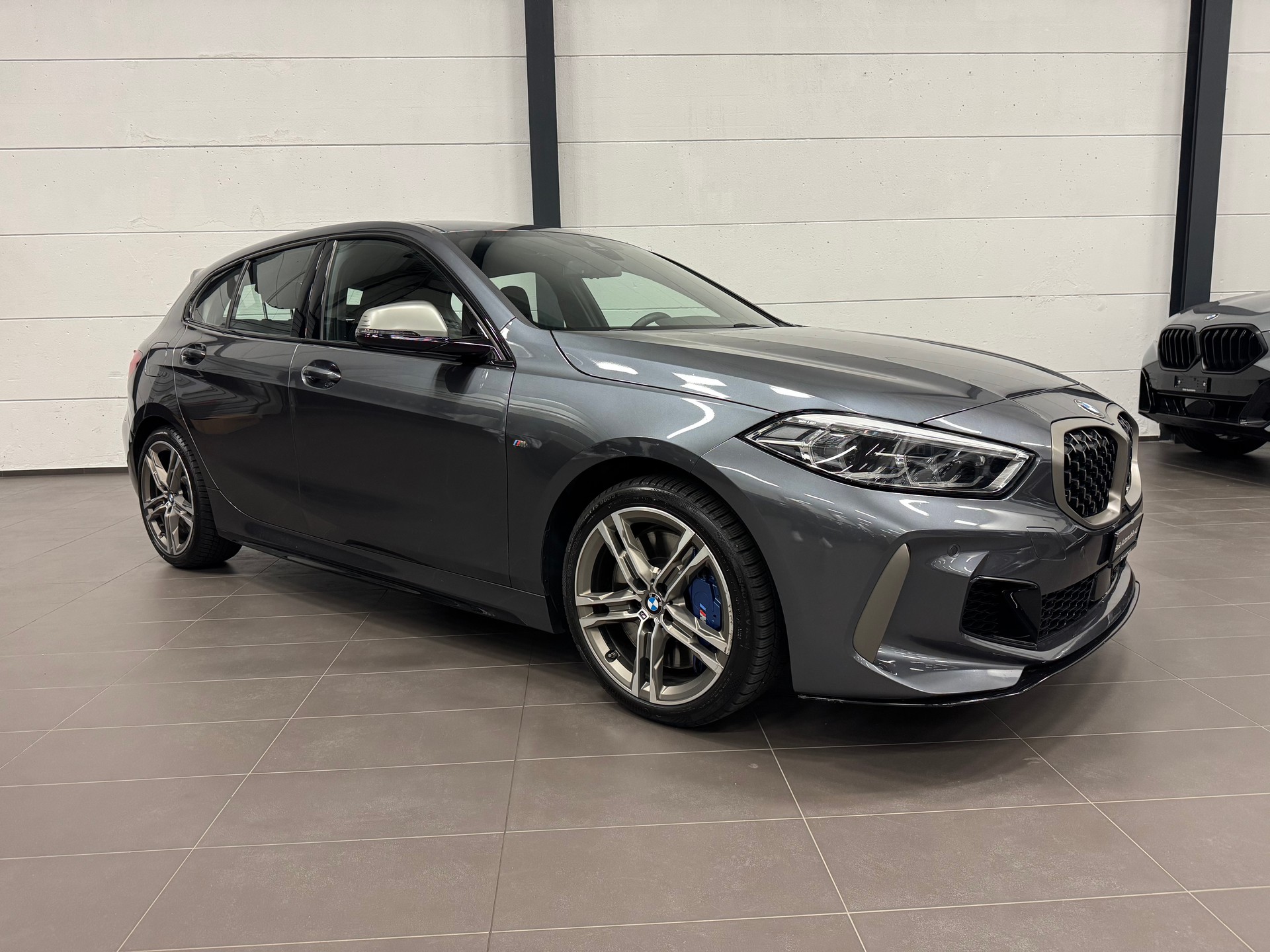 BMW M135i xDrive Steptronic-showroom-element-3