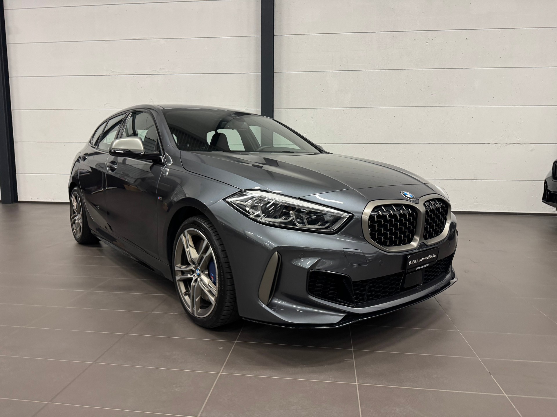 BMW M135i xDrive Steptronic-showroom-element-1