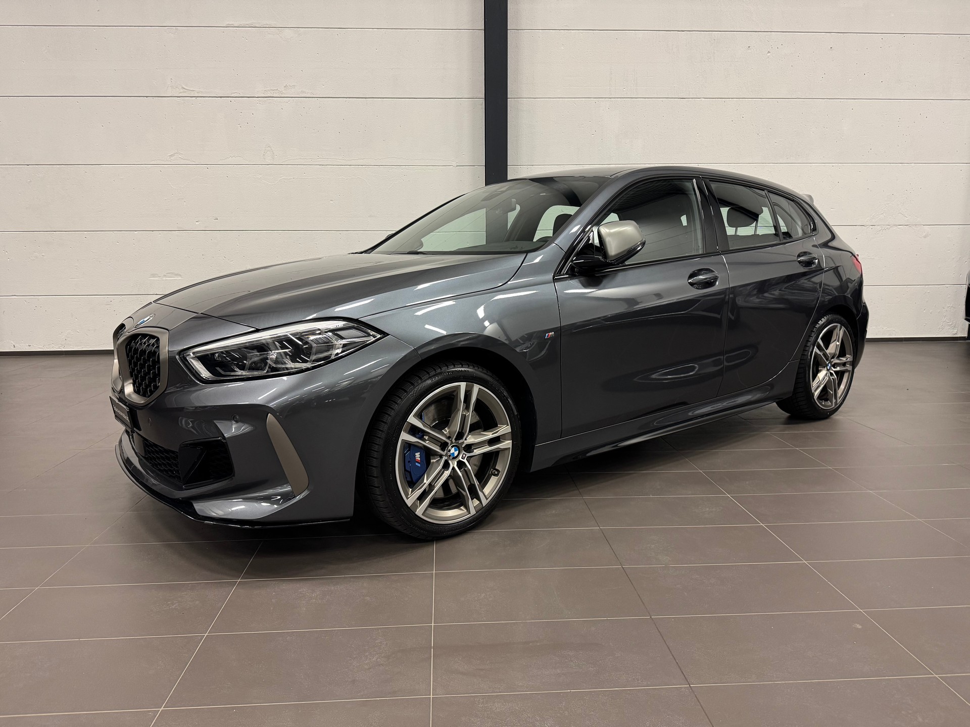 BMW M135i xDrive Steptronic-showroom-element-2