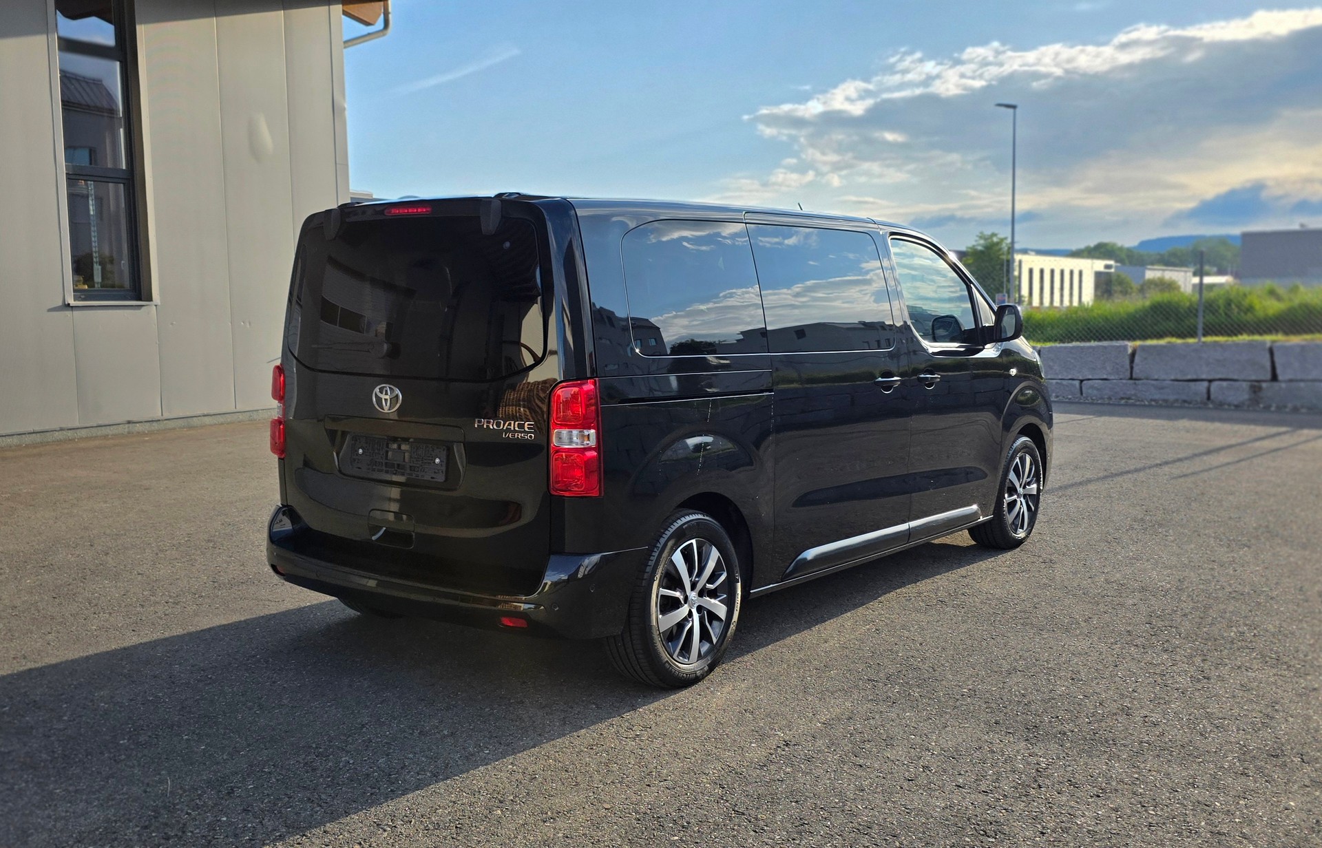 TOYOTA Proace Verso 2.0 D-4D L1 ** EXCLUSIVE ** Panorama ** ACC ** Standheizung **-showroom-element-2