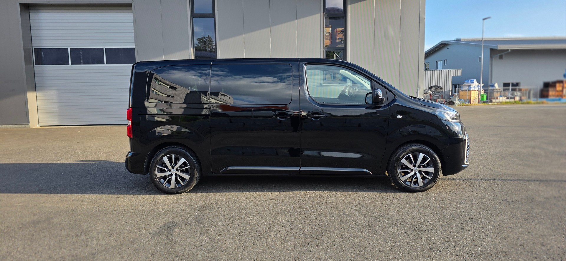 TOYOTA Proace Verso 2.0 D-4D L1 ** EXCLUSIVE ** Panorama ** ACC ** Standheizung **-showroom-element-1