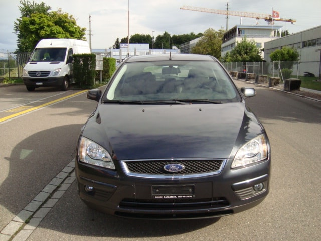 FORD Focus 2.0i Ghia-image-1