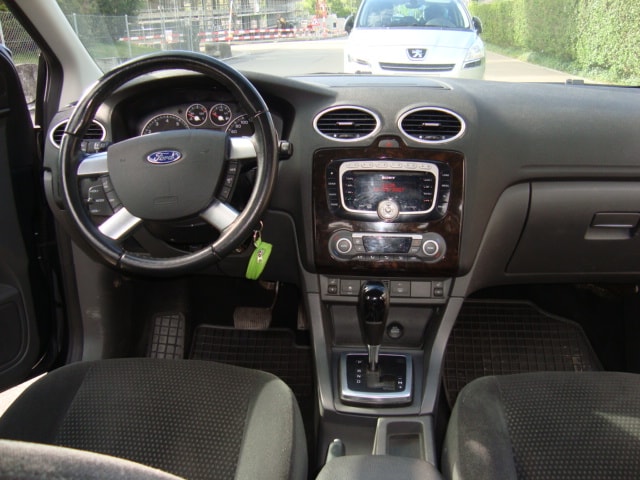 FORD Focus 2.0i Ghia-image-8
